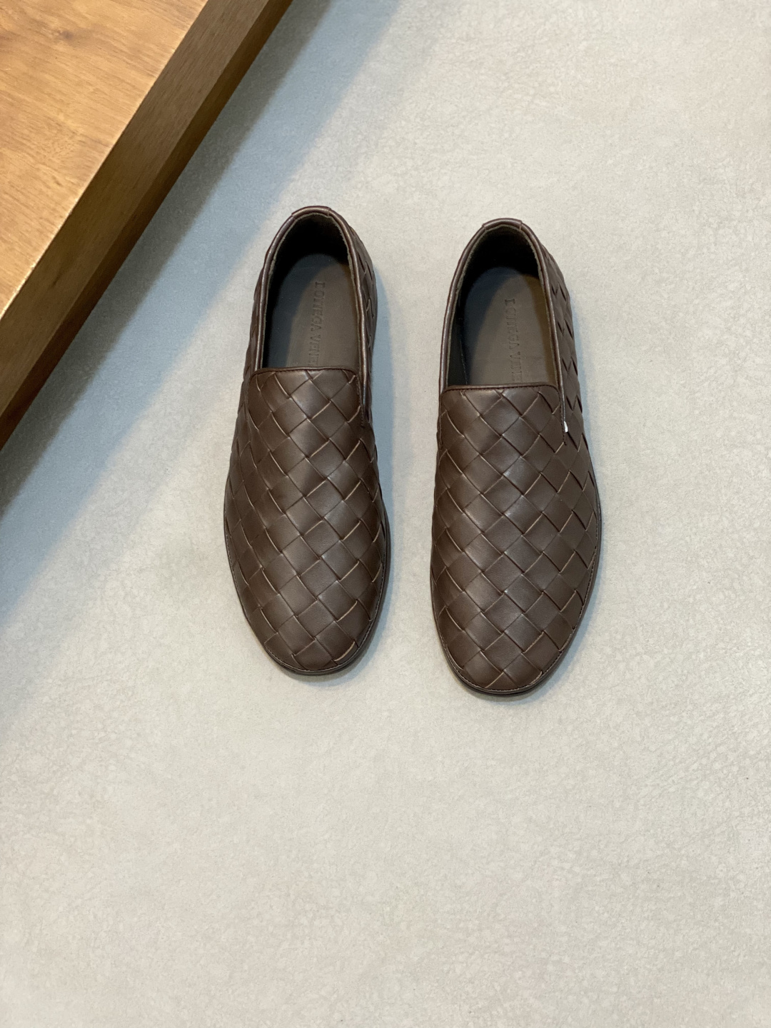 NO:850949,Botteg* venet* — Bottega Venetian.BV official website synchronizes high-end series of hand-woven Oxford shoes. Hand-woven using imported French piping technology | Exquisite machine stitching. The inner lining is originally dyed calf leather. It is resistant to creases and is not easily deformed | Durable. Calf leather foot pads are effective in absorbing sweat and breathable | Imported leather bottom layer | Genuine leather sole is a sole that can breathe automatically on its own  Relieve foot fatigue. Semi-Goodyear cold-bonded crystallized art | Equipped with shoe bag for easier carrying. Size 39-44. (customized for 38, 45, 46),,bottega veneta,bottega veneta,cowhide19860909Botteg* venet* — 宝缇嘉.BV官网同步高端系列手工编织牛津鞋.采用进口机车法国滚边工艺 手工编织｜精致车工缝线.内里本染小牛皮.耐折痕不易变形｜经久耐穿 小牛皮垫脚有效吸汗透气｜进口皮胚底层｜真皮鞋底是一种自己能自动呼吸的鞋底 缓解脚疲劳.半固特异冷粘工艺结晶艺术品｜配有鞋包携带更方便 码数39-44.（38、45、46订做）,,bottega veneta,bottega veneta,cowhide,Men's shoes
