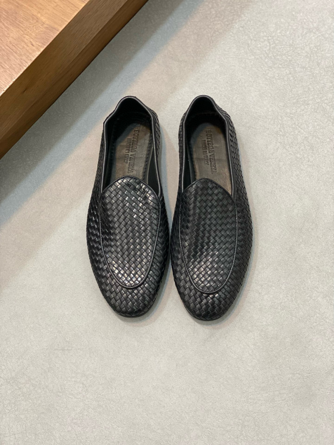 NO:850938,BOTTEG* VENET* — Bottega Veneta. Original leather outsole series. Available simultaneously at counters. Couple style. The upper is made of Italian imported cowhide weaving technology, and the original imported cowhide lining. The original factory specializes in original leather injection molded outsole. Size 39-44.,,bottega veneta,cowhide,Leather soles19860909BOTTEG* VENET* —宝缇嘉.原版真皮大底系列.专柜同步发售.情侣款.鞋面采用意大利进口牛皮编织工艺,原版进口牛皮内里.原厂特供原版真皮注塑大底. 码数 39-44.,,bottega veneta,cowhide,Leather soles,Men's shoes