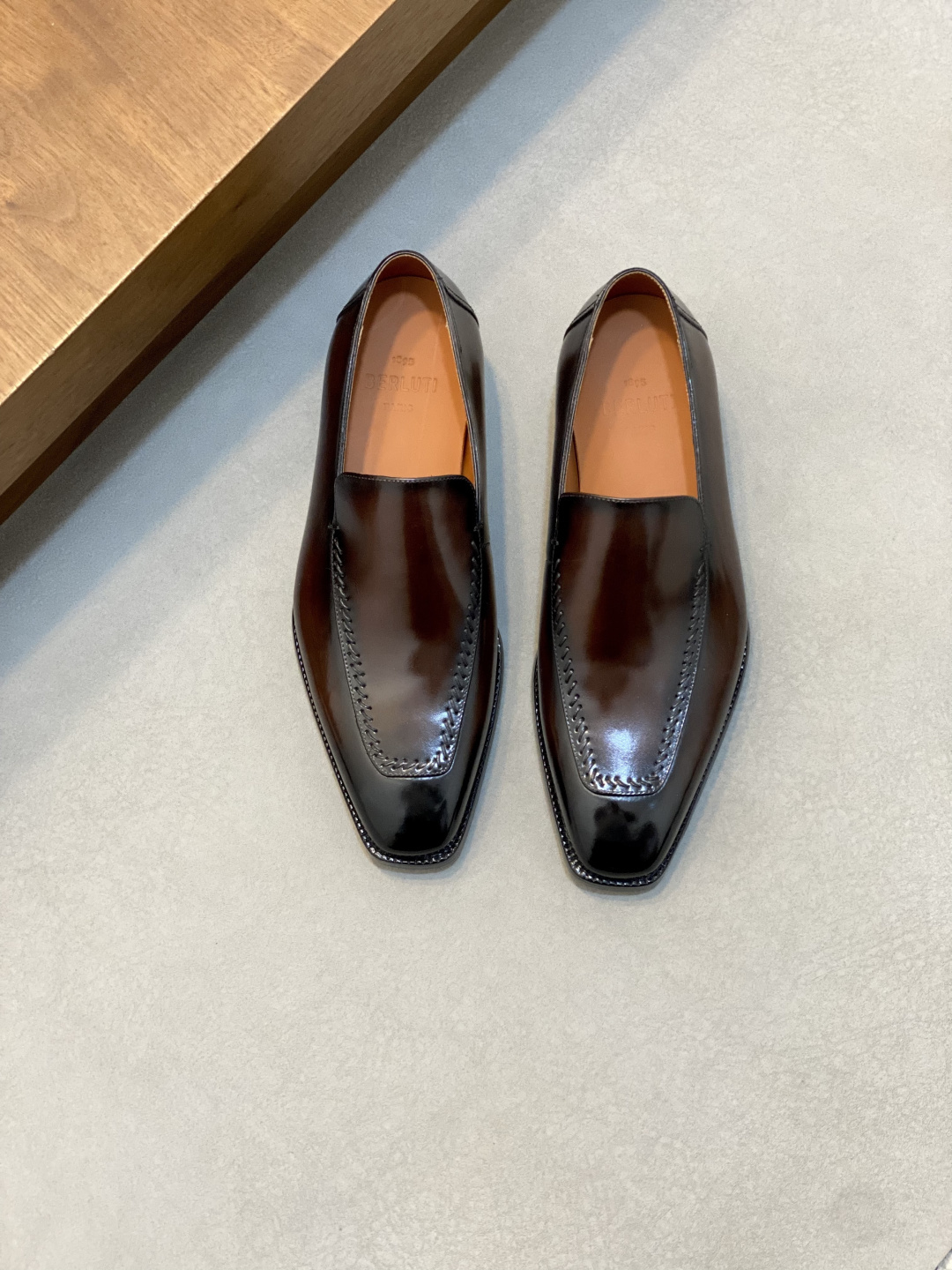 NO:851818,Berluti/Bruti high-end genuine leather outsole formal leather shoes, using imported cowhide leather uppers, soft and stylish, hand-made color change technology, low-key luxury temperament, comfortable and breathable version, calfskin leather feet, imported genuine leather outsole, showing extraordinary attitude, full set of counter original packaging, color coffee, black, size39-44 (45 customized),,cowhide,Leather soles19860909Berluti/布鲁提高端真皮大底正装皮鞋,采用进口牛皮鞋面 柔软有型,手工改色工艺,低调奢华气质,舒适透气版型,小牛皮真皮垫脚 进口真皮大底,彰显不凡态度 全套专柜原包装 颜色咖色、黑色 size39-44（45定制）,,cowhide,Leather soles,Men's shoes