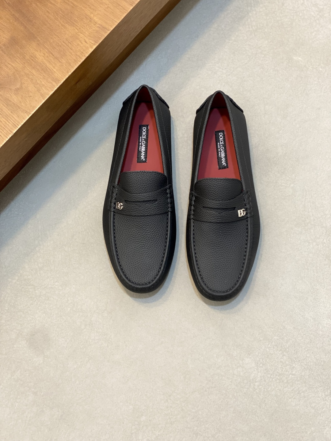 NO:851593,Dolce&Gabbana/Dolce & Gabbana cowhide/glossy leather business casual men's shoes, beanie shoes, driving shoes, exclusive high version, 2026 spring men's boutique!  A capable and modern work, classic beanie shoe style, made of imported cowhide/upper, Goodyear cold bonding process, hand-filling process, exquisite handmade mark three-dimensional stitching, with logo TR outsole, heel rubber patch non-slip and wear-resistant, label calfskin insole, sweat-absorbent and breathable, simple and elegant style, dyed calfskin lining, resistant to creases and not easy to deform, durable, simple and convenient to maintain. Comes with original box packaging!  Standard size 39-44 (38.45. Customized, non-refundable and non-exchangeable),,Dolce&Gabbana,Dolce&Gabbana,cowhide19860909Dolce&Gabbana/杜嘉班纳 牛皮/亮面皮革商务休闲男鞋豆豆鞋、驾车鞋、 独家高版本,2026开春男士精品！ 干练摩登之作,经典豆豆鞋款式,采用进口牛皮/鞋面,固特异冷粘工艺,手工填充工艺,精致手工马克立体缝线,搭配徽标TR大底,后跟橡胶贴片防滑耐磨,标签小牛皮鞋垫,吸汗透气,款式简洁大方,内里本染小牛皮,耐折痕不易变形,经久耐穿,保养简单方便.配原盒包装！ 标准码数39-44（38.45.订做不退不换）,,Dolce&Gabbana,Dolce&Gabbana,cowhide,Men's shoes