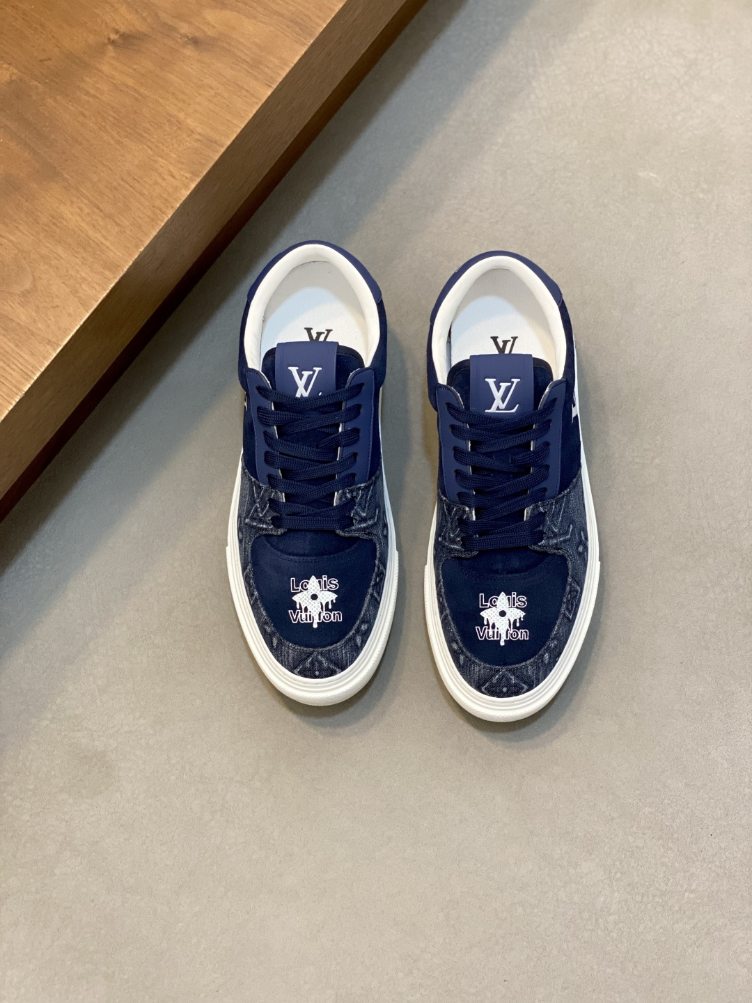 NO:853193,[Louis Vuitton] Louis Vuitton - high-end quality original order casual sports shoes - upper pebbled calfskin, nappa calfskin, tongue, shoe body, sewn brand plastic logo, heel silk screen brand LOGO - lining nappa calfskin, foot pad; brand canvas - outsole ultra-light TPU foam; molded outsole - ultra-high quality control, fine workmanship highlighted (high-end, luxury, grade) -Size  39-44 (38,45, can be customized,, louis vuitton, louis vuitton, sneakers, cowhide19860909【Louis Vuitton】路易威登 -高端品质 原单·休闲运动鞋 -鞋面荔纹小牛皮、纳帕小牛皮、鞋舌.鞋身.车缝品牌塑胶logo标识、后跟丝印品牌LOGO -内里纳帕小牛皮,垫脚；品牌帆布 -大底超轻TPU发泡；成型大底 -超高品控·做工精细凸显(高端·贵气·档次) -Size 39-44（38,45,可订做,,louis vuitton,louis vuitton,sneakers,cowhide,Men's shoes