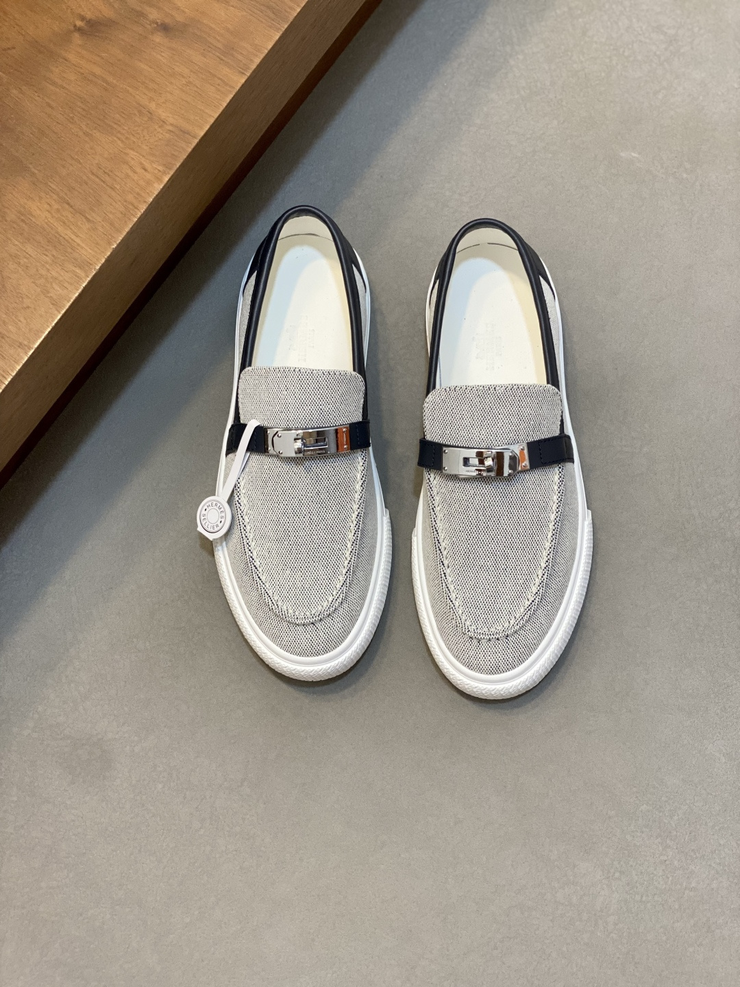 NO:853120,H's specialty men's casual loafers are made from high-tech original materials and spliced ​​into a variety of comfortable materials. The interior is imported sweat-absorbent sheepskin pads. The original lightweight EVA outsole is made of Labang last-lasted materials to create a very light and energetic fashion style!  Size39-44 (38 45 customized),,loafers,sheepskin19860909H家 专柜款男士休闲乐福鞋,面料采运高技原版材料拼接多种舒适材质,内里进口吸汗羊皮垫脚 轻质EVA原版大底,拉邦套楦做法 打造非常轻盈活力时尚风格！ Size39-44（38 45 定做）,,loafers,sheepskin,Men's shoes