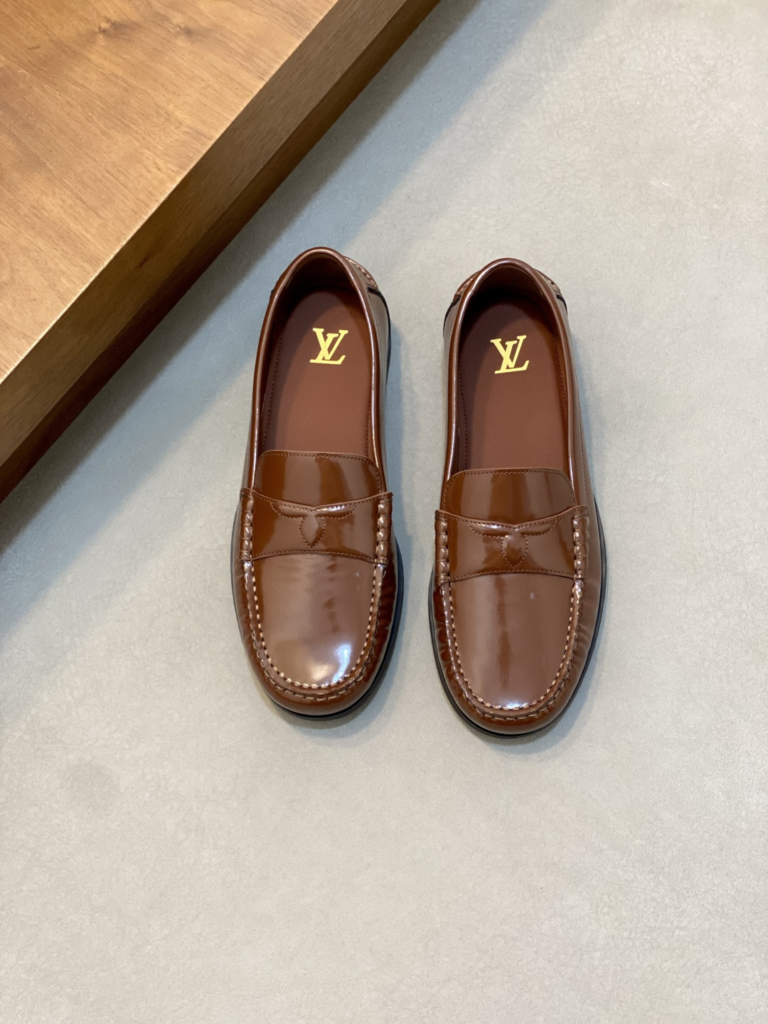 NO:852087,LV HORIZON men's loafers, the same model as the official website. This LV Horizon sandal combines light texture and flexible foot feel, making it a comfortable choice for elegant travelers. The upper is cut from soft nubuck cow leather, and its velvet touch complements the LV letter embossing. The traditional Sacchetto craftsmanship highlights the brand's long shoemaking heritage. Full cowhide lining and feet, with light rubber soles, sole embossed with Damier  Pattern, light, comfortable and breathable on the feet!  Comes with a full set of original packaging, dust bag, shoehorn, etc.!  Size 39-40-41-42-43-44 standard leather shoe size (45/can be customized and non-returnable),,louis vuitton,loafers,cowhide19860909LV HORIZON 男士乐福鞋官网同款 本款 LV Horizon 凉拖结合轻盈质地与柔韧脚感,成就优雅旅者的舒适之选.采用柔软正绒面牛皮革裁出鞋面,其丝绒触感与 LV 字母压纹相得益彰.传统 Sacchetto 工艺彰显品牌的悠远制鞋传承.全牛皮内里和垫脚,搭配轻薄橡胶鞋底,鞋底凸纹饰有 Damier 图案,上脚轻便舒适透气！配全套原包装防尘袋鞋拔等！ 码数39-40-41-42-43-44 标准皮鞋码（45/可定做不退换）,,louis vuitton,loafers,cowhide,Men's shoes