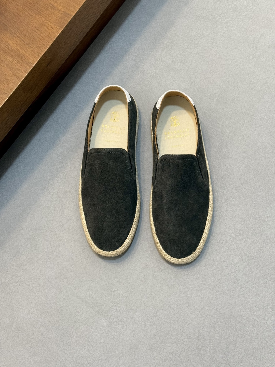NO:852341,Brunello Cucinelli men's casual loafers｜The material highlights the fashionable and simple style of this rubber-soled shoe｜The suede textured upper is elegant and soft｜Combined with the rubber sole to create a flexible and light comfortable foot feel｜Breathable cowhide lining and sweat-absorbent cloth foot pads Size 39-44 (38.45. Customized),, brunello cucinelli, loafers,cowhide19860909Brunello Cucinelli男士休闲乐福鞋｜材质彰显出这款胶底鞋的时尚、简约风格｜绒面质感的鞋面雅致、柔软｜结合在橡胶鞋底上,营造出灵活和轻盈的舒适脚感｜ 内里透气牛皮内里吸汗布垫脚 尺码39-44（38.45.定做),,brunello cucinelli,loafers,cowhide,Men's shoes