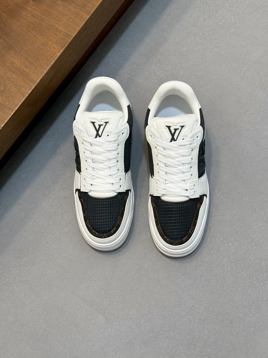 NO:853260,Lujia new color matching men's ♂trainer sneakers, this LV Trainer sneaker is made of soft grained calfskin with breathable mesh, showing pure colors. The brand was born in 1854. The designer's handwritten brand logo is embellished on one side. Virgil Abloh designed it himself. It is a very commemorative sneaker. The new LV Louis Vuitton trainer sneaker low casual sports culture versatile basketball shoes  Size39-44 (38, 45, customized),,louis vuitton,louis vuitton,louis vuitton,louis vuitton,louis vuitton,sneakers,cowhide19860909驴家 新配色 男士♂trainer运动鞋,本款 LV Trainer 运动鞋取材柔软粒面小牛皮配透气网面,呈现纯净色调,品牌诞生于1854年,设计师手写体品牌标识点缀一侧,virgil abloh亲自操刀设计,非常具有纪念价值的一款运动鞋,全新lv路易威登louis vuitton trainer sneaker low休闲运动文化百搭篮球板鞋 Size39-44（38、45、订做）,,louis vuitton,louis vuitton,louis vuitton,louis vuitton,louis vuitton,sneakers,cowhide,Men's shoes