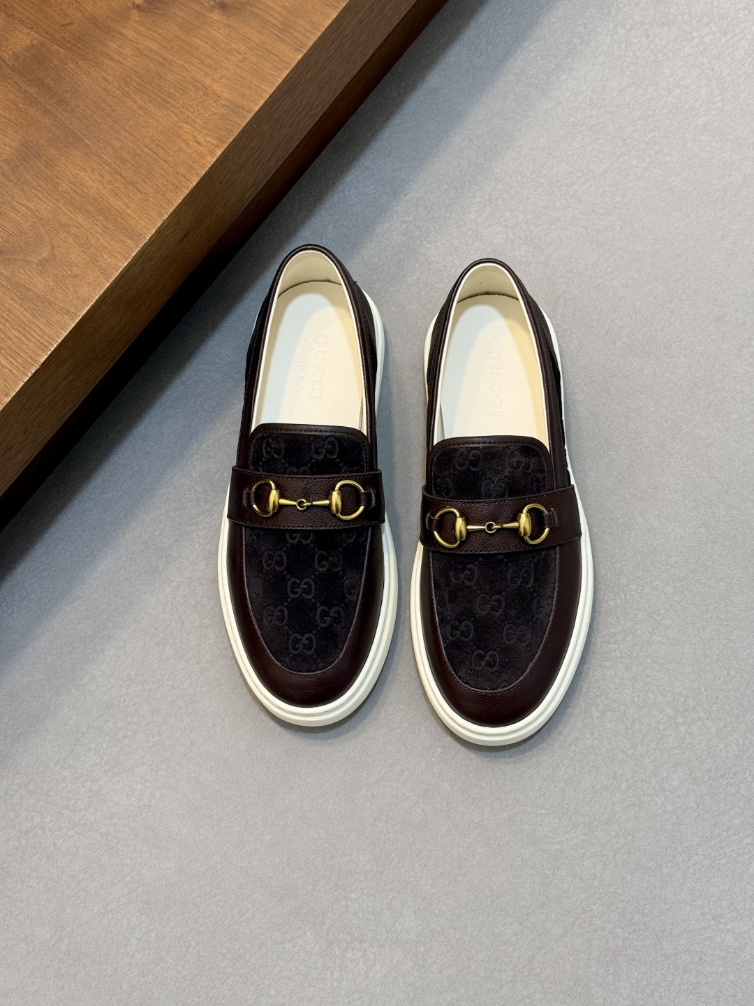 NO:853303,[Gucci] Gucci High-end quality original casual sports sneakers Original Nappa calfskin upper, air-pressured brand totem Water-dyed mixed sheepskin lining Outsole ultra-light TPR rubber; molded outsole Ultra-high quality control·Fine workmanship highlights (high-end·luxury·grade) Size 39-44 (38.45.46, can be customized),,gucci,gucci,cowhide,sheepskin19860909【Gucci】古驰 高端品质 原单·休闲运动板鞋 鞋面原版纳帕小牛皮、空压品牌图腾 内里水染混种羊皮 大底超轻TPR·橡胶；成型大底 超高品控·做工精细凸显(高端·贵气·档次) Size 39-44（38.45.46,可订做),,gucci,gucci,cowhide,sheepskin,Men's shoes