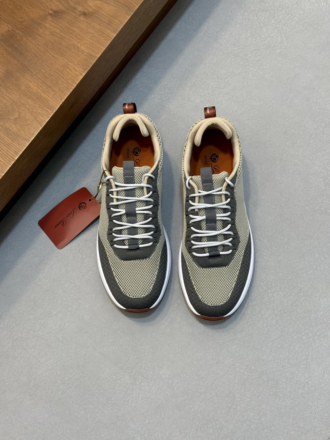 NO:853690,LoroPiana WeekendWalk men's waterproof sneakers!  The lightest LP jogging shoes in history. The upper is made of Wind microfiber with StormSystem waterproof and windproof treatment and goatskin. The waterproof and warm upper will have a little wrinkles, which is normal because the waterproof fabric is very soft and the exquisite turning wiring is a test of craftsmanship and workmanship.  The lining is made of cloth, which makes it more warm and comfortable to wear. The Kummel-colored rubber outsole is made of lightweight material. This structure can ensure proper weight distribution during walking, improve shock absorption and rebound, enhance grip and stability, and the eyelets and upper back of the shoe are embellished to make it light and comfortable!  size 39-44 (customized at 45.46),,loro piana,loro piana,sneakers,sheepskin19860909LoroPiana诺悠翩雅WeekendWalk男士防水运动鞋！史上最轻LP慢跑鞋,面是采用经过StormSystem防水防风处理的Wind微纤维搭配山羊皮,防水又保暖鞋面会有一点皱,属于正常,因为防水布料很软,精致的车工走线,非常考验工艺和车工,内里是布面穿着更加保暖舒适贴合,Kummel色橡胶鞋外底采用轻盈的材料制成这种构造可以确保行走中适当的重量分配,提高减震性和回弹力增强抓地力和稳定性,鞋眼和鞋后上片点缀上脚轻便非常舒服！ size 39-44（45.46订做）,,loro piana,loro piana,sneakers,sheepskin,Men's shoes