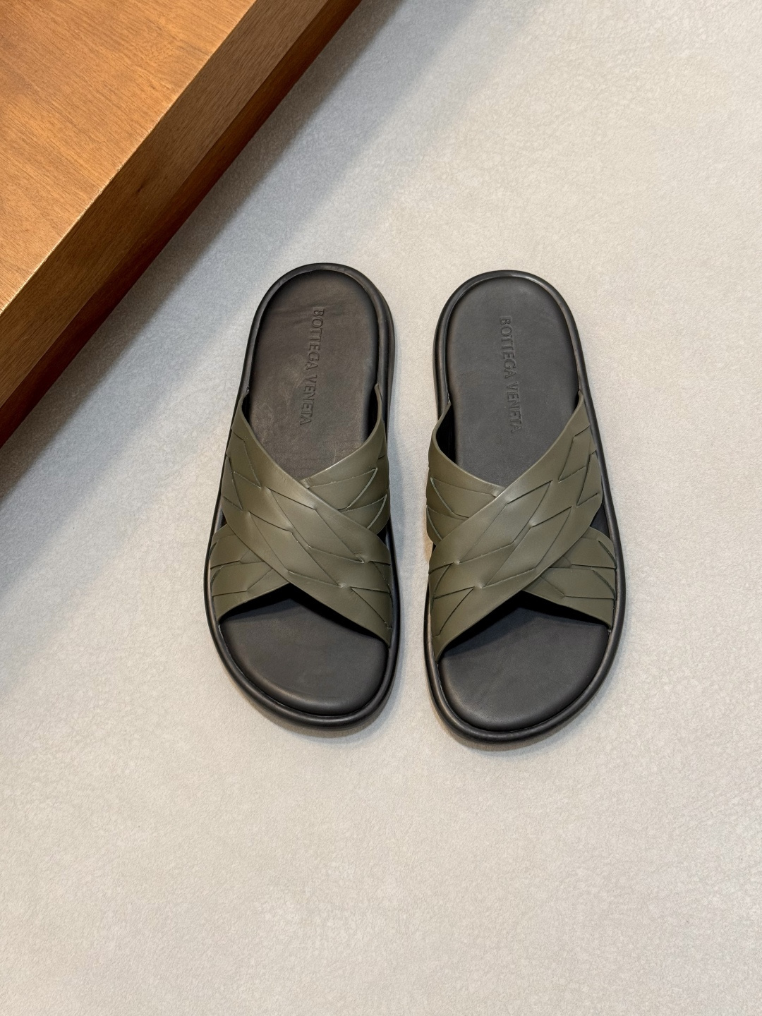 NO:889103,BOTTEGA VENETA BV slippers for men, made of Italian calf leather, new model is officially synchronized. Be sure to look at the details, taste, and oil edges. There are 5 levels of private models, no sharing, from calf leather to high-elastic foam, all are screened!  Produced with the best materials!  This item feels very good on your feet. From packaging to putting on your feet, it only gives you a low-key and high-end feel, not exaggerated!  Friends who are interested can take a look at the real thing and taste it slowly. Sizes are 39/40/41/42/43/44 (customized in 45),,bottega veneta,bottega veneta,slippers,cowhide19860909BOTTEGA VENETA 宝缇嘉BV拖鞋 男款 意大利小牛皮革穿条匠制 新款官方同步 一定要看细节,看味道,看油边,私模5个段位,不共用,从小牛皮到高弹泡棉都是一一筛选！用最好的料生产！脚感非常好的单品,从包装到上脚给你的只有低调高端感,不浮夸！有兴趣的朋友可以拿实物慢慢品鉴 尺码39/40/41/42/43/44（45订做）,,bottega veneta,bottega veneta,slippers,cowhide,Men's shoes