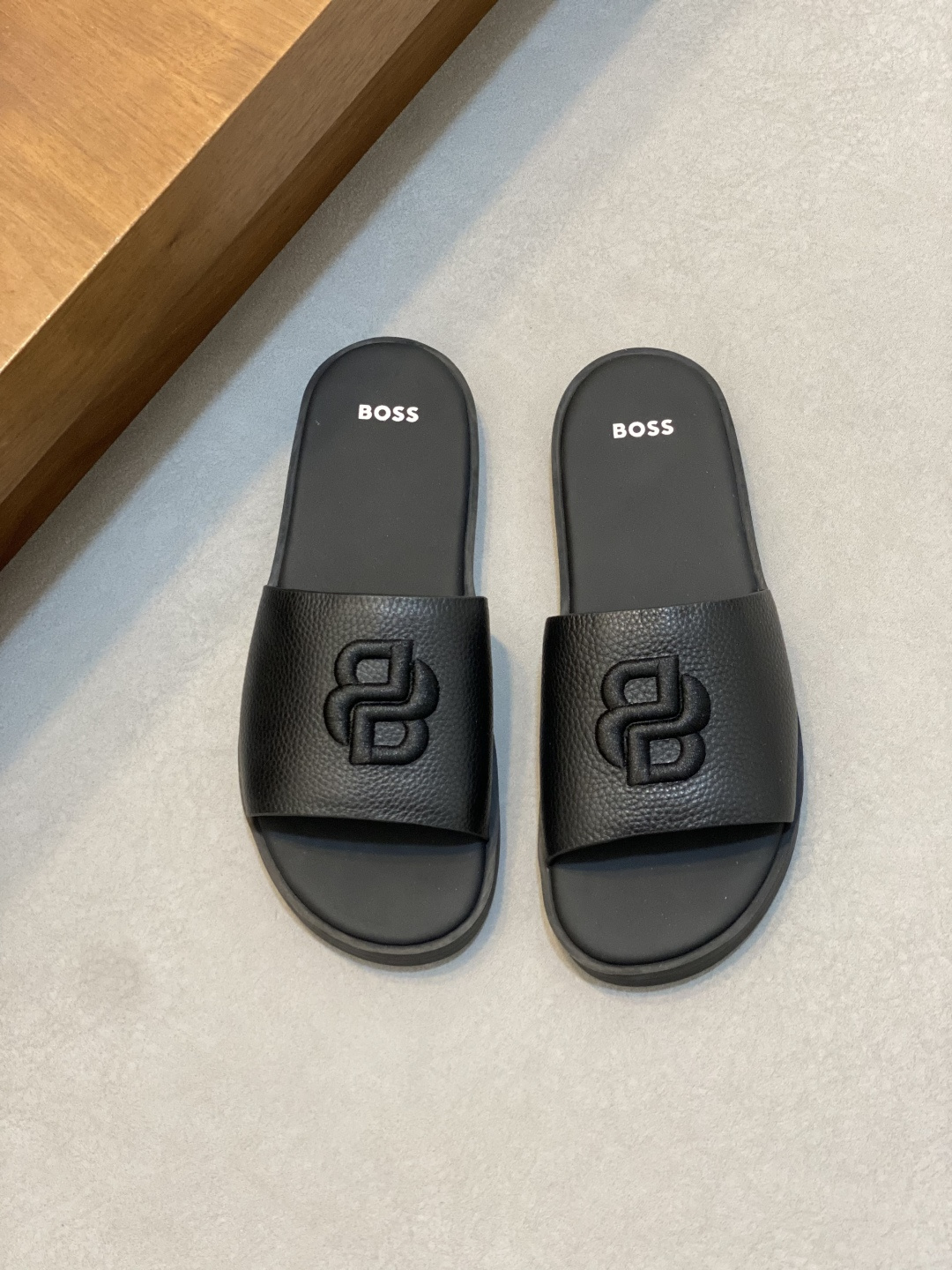 NO:889112,P New boss men's casual sandals. The fabric of this boss sandals and slippers is made of the same grade of cowhide leather lining and insole leather imported from Italy. It can be managed by small and thin feet. The middle foot bed is a 1:1 replica of the original private model. It is full of three-dimensionality and skin-friendly. The lower outsole is made of high-density and elastic rubber foam. It is wear-resistant and not easy to deform. This style of sandals and slippers is classic and will never go out of style.  The personalized logo and unique water ripple groove design on the outsole make it instantly luxurious. Wear it this summer so you don’t have to change shoes anymore. Comes with a shoe storage bag. Sizes 39/40/41/42/43/44/45 (standard size), slippers, cowhide19860909P新款boss男士休闲男凉拖鞋 此款boss凉拖鞋鞋面料采用意大利进口牛皮内里和鞋垫皮也是同等级皮革 **脚廋都可以驾驭 中层脚床为原版1:1复刻私模 立体感和亲肤感十足 下层大底是高密度弹性大的橡胶发泡裁料 耐磨不易变形 此款凉拖鞋鞋型堪称经典 永不过时 外底上的个性logo和独特的水波纹凹槽设计 奢华度瞬间爆棚 带上它这个夏天就不用再换鞋了 配鞋履收纳袋 尺码39/40/41/42/43/44/45（标准尺码）,,slippers,cowhide,Men's shoes
