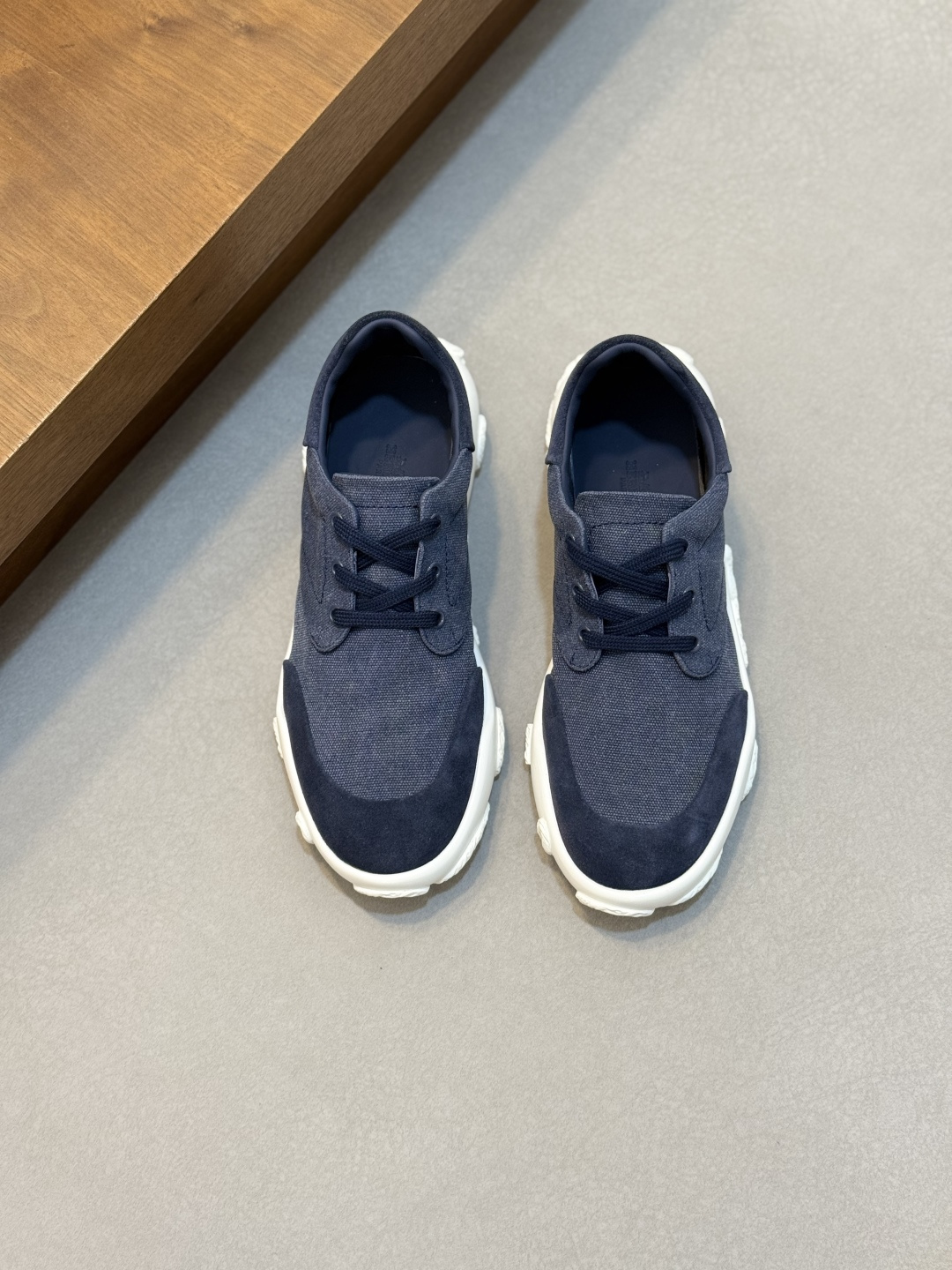 NO:887942,H's specialty men's casual sports shoes are made of high-tech original materials and spliced ​​into a variety of comfortable materials. The interior is imported sweat-absorbent cowhide foot pads. The original lightweight EVA outsole is made of Labang lasts to create a very light and energetic fashion style!  Size39-44 (38 45 customized),,sneakers,cowhide19860909H家 专柜款男士休闲运动鞋,面料采运高技原版材料拼接多种舒适材质,内里进口吸汗牛皮垫脚 轻质EVA原版大底,拉邦套楦做法 打造非常轻盈活力时尚风格！ Size39-44（38 45 定做）,,sneakers,cowhide,Men's shoes