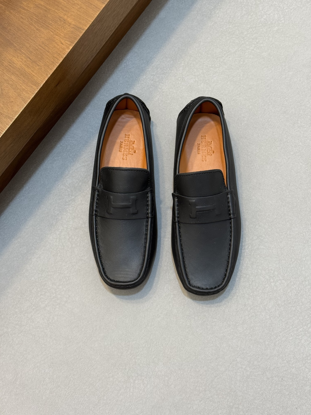 NO:854255,HERMES/Hermès men's beanie driver's shoes are shipped. The upper is hand-woven from Italian cowhide. The imported leather is shiny and bright, with soft weaving details. It adopts imported motorcycle French piping technology and exquisite stitching. The lining is originally dyed calfskin, which is resistant to creases and is not easy to deform. It is durable and easy to maintain. The calfskin foot pads are effective in absorbing sweat and breathable. The bottom layer of imported leather embryos has very good breathability and toughness, which relieves foot fatigue. Handmade mark thread technology, simple foot last type.  , clean, simple and elegant!  Comes with full original packaging!  Size 39/40/41/42/43/44 (38.45 can be customized) standard leather shoe size, hermes, hermes, cowhide19860909HERMES/爱马仕 男士豆豆鞋司机鞋出货 意大利进口牛皮手工编织鞋面,进口皮料光泽亮度,柔软编织工艺细节、采用进口机车法国滚边工艺,精致车工缝线.内里本染小牛皮,耐折痕不易变形,经久耐穿,保养简单方便,小牛皮垫脚有效吸汗透气.进口皮胚底层,透气性和韧性非常好,缓解脚疲劳.手工马克线工艺,简洁套脚楦型 ,干净利索,简约大方！配全套原包装！ 尺码39/40/41/42/43/44（38.45可订做）标准皮鞋尺码,,hermes,hermes,cowhide,Men's shoes