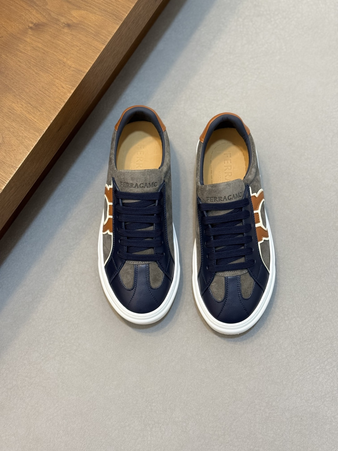 NO:885860,Ferra gamo Ferragamo's new low-top casual shoes are inspired by retro style. They have leather uppers with suede texture details. Contrast trims on the sides and a large Gancini logo add to the street style. Lightweight rubber honeycomb soles are cushioned and comfortable. shang's new low-top casual shoes are inspired by retro styles. Leather uppers with suede texture details. Contrast trims on the sides and a large Gancini logo add to the street style. Lightweight rubber honeycomb soles are cushioned and comfortable.  Size39-44 (customized at 38.45.46),,ferragamo,ferragamo19860909Ferra gamo 菲拉格慕这款全新低帮休闲鞋灵感源自复古风格,皮革鞋面搭配绒面质感细节,侧边撞色饰边与大号 Gancini 标识增添街头格调.轻质橡胶蜂巢鞋底,缓震舒适.shang这款全新低帮休闲鞋灵感源自复古风格,皮革鞋面搭配绒面质感细节,侧边撞色饰边与大号 Gancini 标识增添街头格调.轻质橡胶蜂巢鞋底,缓震舒适. Size39-44（38.45.46订做）,,ferragamo,ferragamo,Men's shoes
