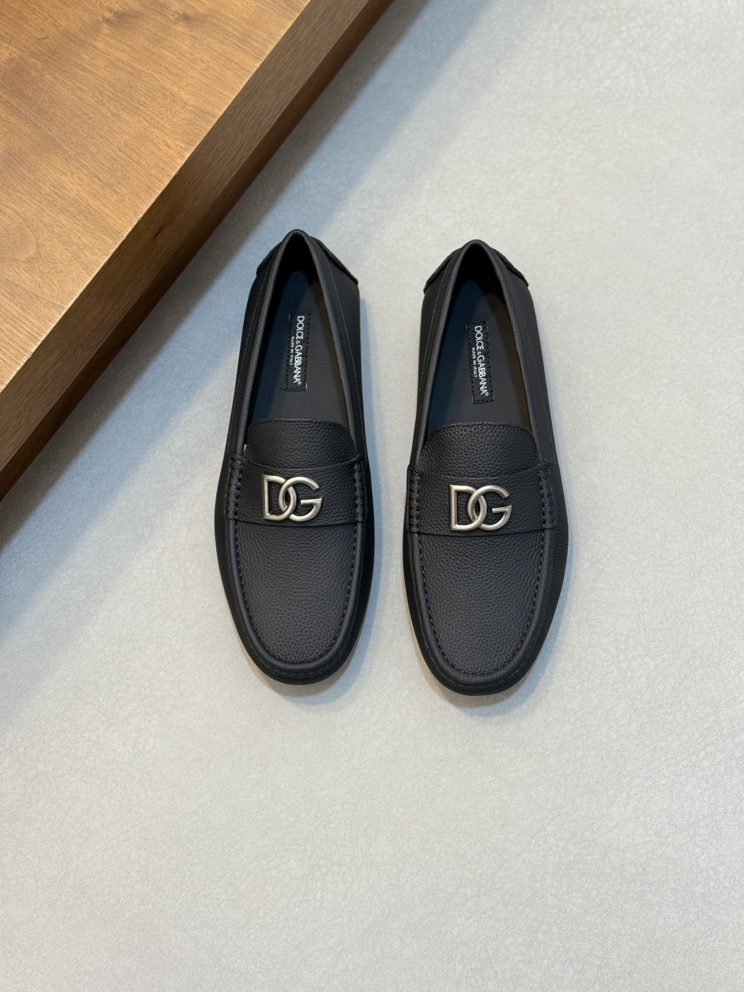 NO:885807,Dolce&Gabbana/Dolce & Gabbana cowhide/glossy leather business casual men's shoes, beanie shoes, driving shoes, exclusive high version, 2026 spring men's boutique!  A capable and modern work, classic beanie shoe style, made of imported cowhide/upper, Goodyear cold bonding process, hand-filling process, exquisite handmade mark three-dimensional stitching, with logo TR outsole, heel rubber patch non-slip and wear-resistant, label calfskin insole, sweat-absorbent and breathable, simple and elegant style, dyed calfskin lining, resistant to creases and not easy to deform, durable, simple and convenient to maintain. Comes with original box packaging!  Standard size 39-44 (38.45. Customized, non-refundable and non-exchangeable),,Dolce&Gabbana,Dolce&Gabbana,cowhide19860909Dolce&Gabbana/杜嘉班纳 牛皮/亮面皮革商务休闲男鞋豆豆鞋、驾车鞋、 独家高版本,2026开春男士精品！ 干练摩登之作,经典豆豆鞋款式,采用进口牛皮/鞋面,固特异冷粘工艺,手工填充工艺,精致手工马克立体缝线,搭配徽标TR大底,后跟橡胶贴片防滑耐磨,标签小牛皮鞋垫,吸汗透气,款式简洁大方,内里本染小牛皮,耐折痕不易变形,经久耐穿,保养简单方便.配原盒包装！ 标准码数39-44（38.45.订做不退不换）,,Dolce&Gabbana,Dolce&Gabbana,cowhide,Men's shoes