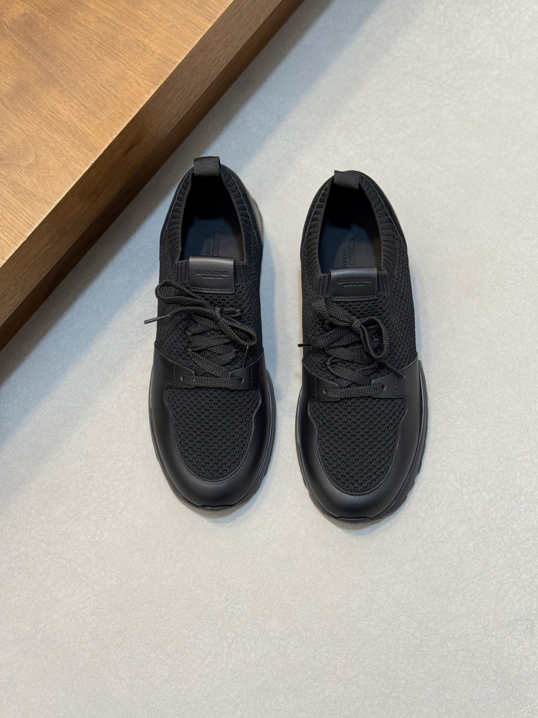 NO:887049,Giorgio Armani's new spring and summer high-elastic fly-knit slip-on casual sports men's shoes have arrived, and Kint-and-Leather snakers debut. This model provides original design and is combined with innovative fabrics. It uses high-tech elastic pull-on sneakers to design, which is full of vitality. It is a model of the clever integration of long-standing fabric heritage and innovative technology to create a high-tech style with a modern flavor. It is an ideal shoe for urban life. The front of the upper of this season's new elastic pull-on sneakers is decorated with TPU  Inserts give a hint of sportiness, and are paired with contrasting knitted fabrics to create a contrasting effect that exudes youthful vitality. The heel is decorated with a cross-style elastic band, and the midsole is lasted. The non-slip, wear-resistant and highly elastic IP rubber outsole is durable, ensuring support and stability, and is comfortable to wear. With outstanding friction, shock absorption effect and moderate support, it is comfortable and has excellent performance. It is worth owning.  Size 39/40/41/42/43/44 (customized at 45.46) original box packaging + dust bag, armani, armani19860909Giorgio Armani阿玛尼新款春夏高弹飞织套穿式休闲运动男鞋到货,Kint-and-Leather snakers新秀首发 这款提供原创设计,并与创新面料相结合,利用高科技松紧套穿球鞋设计,活力十足,是悠久织物传承与创新技术巧妙融合的典范,打造富有现代气息的高科技造型,是都市生活的理想鞋履.本季新款松紧套穿球鞋的鞋面正面饰有 TPU 嵌料,呈现一丝动感气息,搭配撞色针织面料,营造洋溢年轻活力的撞色效果. 后跟饰有交叉样式松紧带装饰,车中底套楦做法,防滑耐磨高弹IP橡胶大底经久耐穿,确保支撑力与稳定性,穿着舒适不凡.具备出众的摩擦力、减震效果和适度支撑,舒适不凡,性能优异,值得拥有 尺码39/40/41/42/43/44（45.46订做）原盒包装+防尘袋,,armani,armani,Men's shoes
