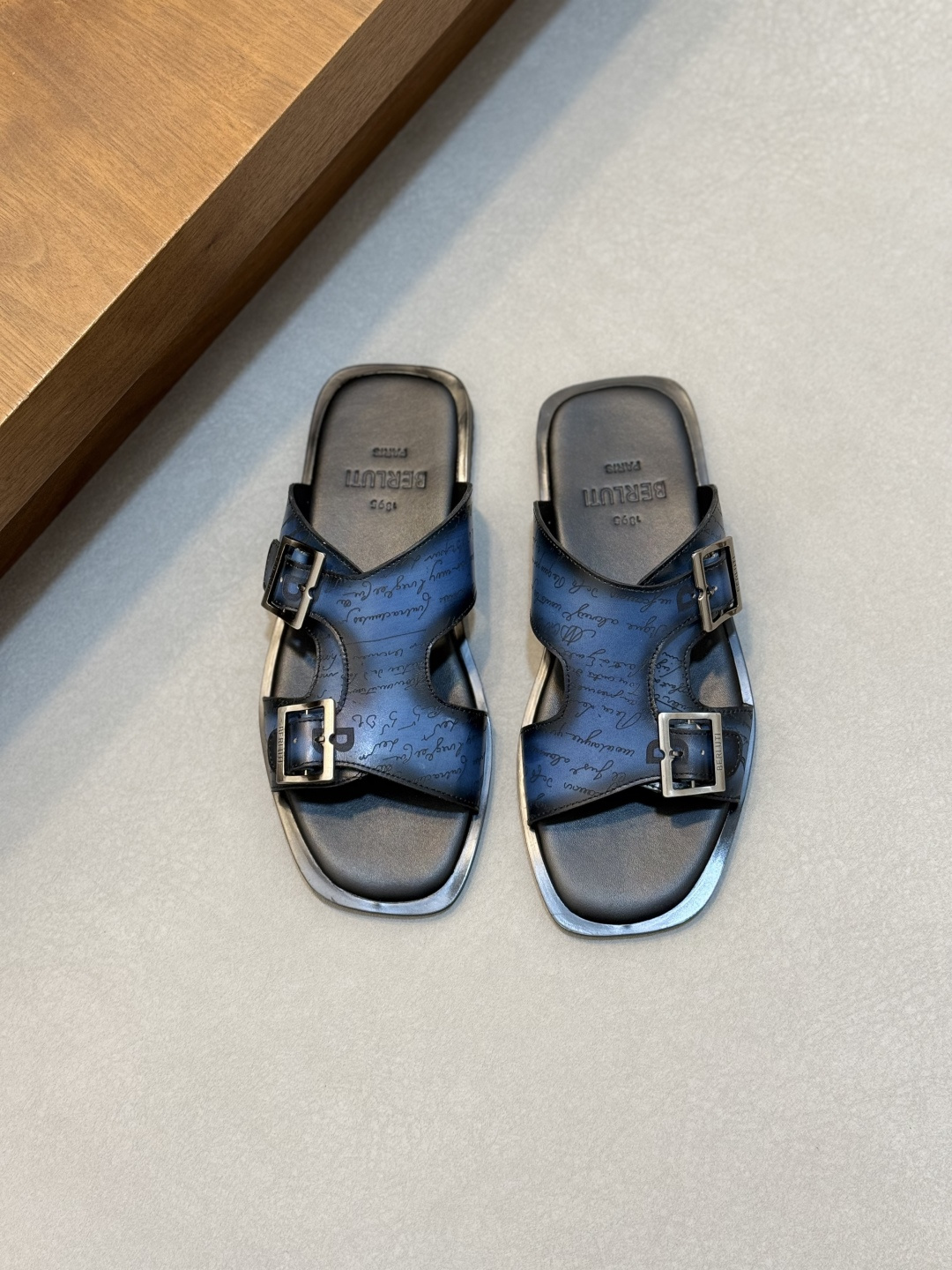 NO:889149,.Official website 1:1 [BERLUT＊] Hand-painted and color-changed fashion slippers, regular sizes 39 to 44, high-tech handmade goods!  High-gloss fashionable slippers, fully imported calfskin from Italy, hand-painted (super strong texture and feel), with full calfskin padding!  Foam wear-resistant velvet welt outsole!  !  Super ceremonial!  Gentleman style!  4546 Customized, non-refundable, slippers, cowhide19860909.官网1:1【BERLUT＊】 手工涂绘改色 时尚拖鞋 正码39一44 高工艺纯手工货！时尚拖鞋高光款意大利全面进口小牛皮丕手工涂绘(超强质感、手感),中垫全包小牛皮！发泡耐磨绒真皮沿条大底！！超级仪式感！绅士风！4546定做不退换,,slippers,cowhide,Men's shoes