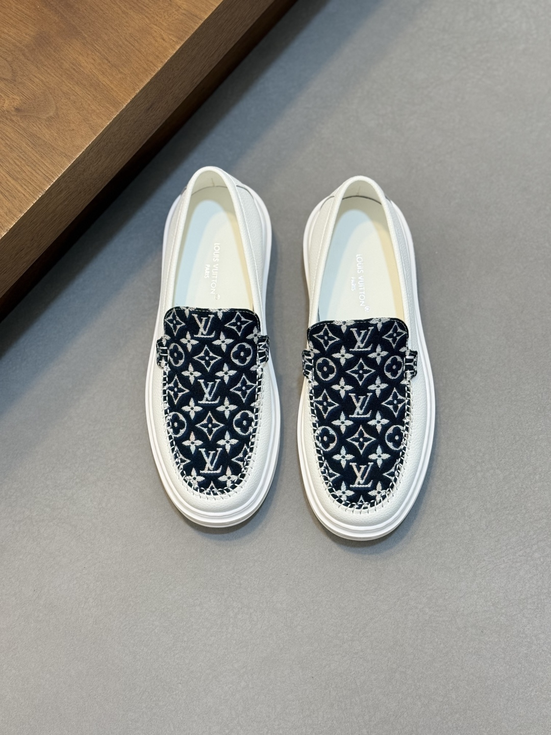 NO:888794,L New men's high-end casual sports shoes, made of imported first-layer cowhide brand lougou, original ultra-light TPU outsole, wear-resistant and comfortable, Monogram lougou embellished rubber outsole, breathable mesh lining, versatile classic style!  Size38-44 (.45, 46 customized),,sneakers,cowhide19860909L 新品男士高端休闲运动鞋,选用进口头层牛皮品牌lougou,原版超轻tpu大底,耐磨舒适,Monogram lougou点缀橡胶外底,透气网布内里,百搭经典款式！ Size38-44（.45、46 定做）,,sneakers,cowhide,Men's shoes