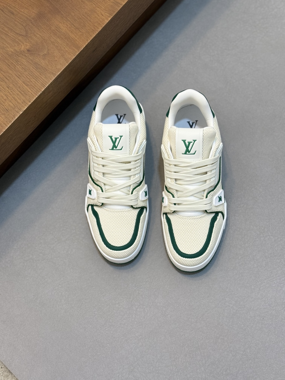 NO:888801,New LV TRAINER series sneakers. This LV Trainer sneaker continues the iconic structure and is made of retro-textured suede calfskin to create a subtle aged effect. Monogram flower-embellished leather laces form a sharp color contrast with the shoe body. The Louis Vuitton handwritten embroidered logo and #54 logo are decorated on the sides and rear. The rubber outsole is decorated with Monogram  Floral, sweat-absorbent and breathable fabric lining and foot pads extend the comfortable experience. Comes fully packaged in the original box and comes with a pair of shoelaces!  [Pink only for women] Size 39-44 (men’s 38/45/46 can be customized and returns and exchanges are not supported),, louis vuitton, louis vuitton, sneakers, cowhide19860909新款LV TRAINER系列运动鞋 本款 LV Trainer 运动鞋延续标志性构型,以复古质感绒面牛皮革营造微妙做旧视效.Monogram 花卉装饰栖身皮革鞋带,与鞋身形成鲜明的色彩对比.路易威登手写体刺绣标识和 #54 标识分饰侧面与后部.橡胶外底饰有 Monogram 花卉,吸汗透气织物内里及垫脚,延续舒适体验.配原盒全套包装,附赠一副鞋带！【粉色只有女款】 码数39-44（男38/45/46可定做不支持退换货）,,louis vuitton,louis vuitton,sneakers,cowhide,Men's shoes