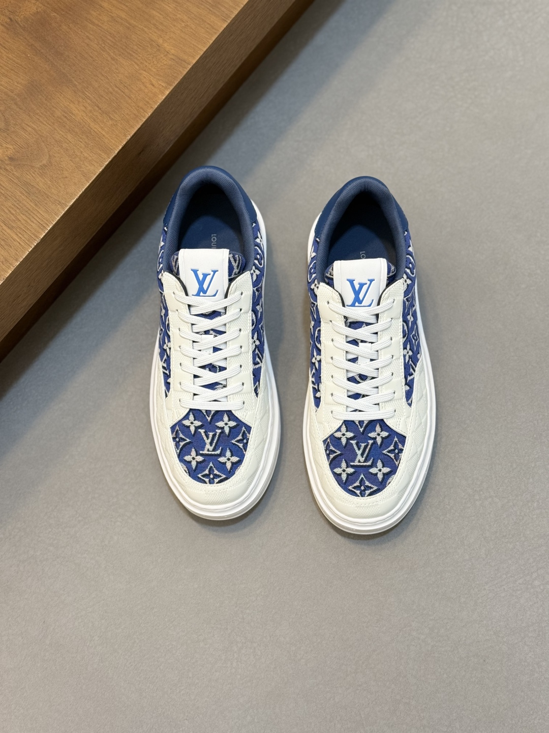 NO:889156,L New men's high-end casual sports shoes, made of imported first-layer cowhide silk-screened brand lougou, original ultra-light TPU outsole, wear-resistant and comfortable, Monogram lougou embellished rubber outsole, breathable mesh lining, versatile classic style!  Size38-44 (.45, 46 customized),,sneakers,cowhide19860909L 新品男士高端休闲运动鞋,选用进口头层牛皮丝印品牌lougou,原版超轻tpu大底,耐磨舒适,Monogram lougou点缀橡胶外底,透气网布内里,百搭经典款式！ Size38-44（.45、46 定做）,,sneakers,cowhide,Men's shoes
