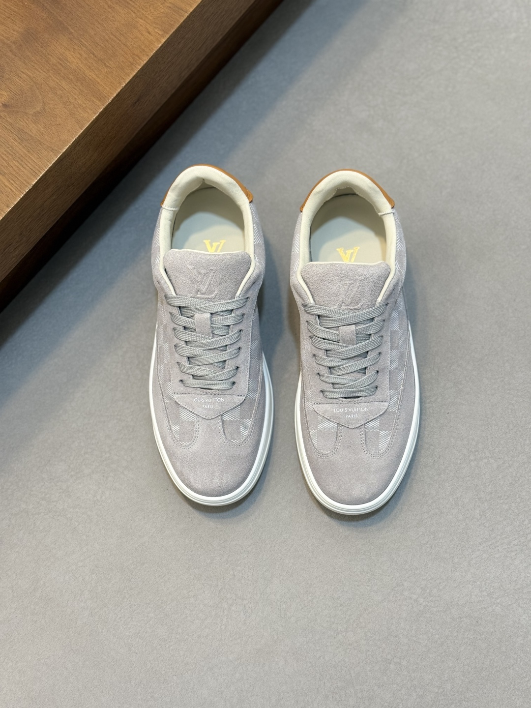 NO:930391,[Louis Vuitton] Louis Vuitton - high-end quality original order casual sports shoes - upper pebbled calfskin, nappa calfskin, tongue, shoe body, sewn brand plastic logo, heel silk screen brand LOGO - lining nappa calfskin, foot pad; brand canvas - outsole ultra-light TPU foam; molded outsole - ultra-high quality control, fine workmanship highlighted (high-end, luxury, grade) -Size  39-44 (38,45, can be customized,, louis vuitton, louis vuitton, sneakers, cowhide19860909【Louis Vuitton】路易威登 -高端品质 原单·休闲运动鞋 -鞋面荔纹小牛皮、纳帕小牛皮、鞋舌.鞋身.车缝品牌塑胶logo标识、后跟丝印品牌LOGO -内里纳帕小牛皮,垫脚；品牌帆布 -大底超轻TPU发泡；成型大底 -超高品控·做工精细凸显(高端·贵气·档次) -Size 39-44（38,45,可订做,,louis vuitton,louis vuitton,sneakers,cowhide,Men's shoes