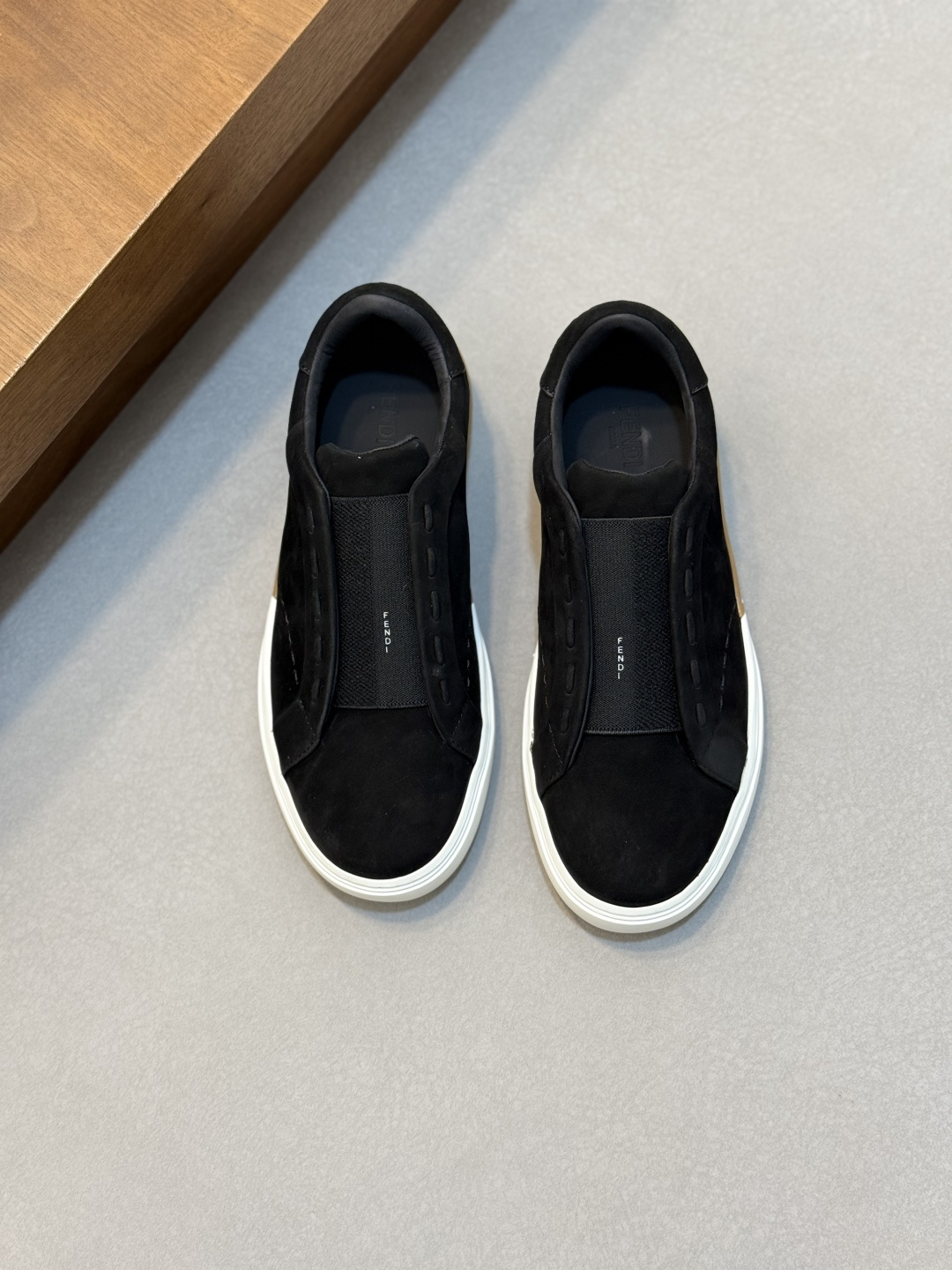 NO:898785,Fendi/Fendi City men's slip-on sneakers casual sneakers FENDI  Ciry slip-on sneakers with wide black/brown Pequin-style stretch straps. Soft smooth calfskin upper, hand-stitched with large tubular Selleria stitching in the same color, rubber sole decorated with hand-applied leather inserts, contrast stitching on the back of the heel and convex FENDI logo. Simple and stylish style, full cowhide lining, embossed logo cowhide feet, comfortable on the foot, full of fashion and leisure, versatile style, complete with original packaging!  Size 39-40-41-42-43-44 (45 can be customized but does not support returns) Standard leather shoe size, fendi, fendi, sneakers, cowhide19860909芬迪/Fendi City男士一脚蹬运动鞋休闲板鞋 FENDI Ciry一脚蹬运动鞋,配黑色/棕色Pequin风格弹力宽饰带.柔软光滑小牛皮鞋面,以同色系大号管状Selleria缝线手工缝制而成,橡胶鞋底饰以手工镶嵌的皮革嵌饰,鞋跟后部饰有撞色缝线,带外凸FENDI标志.款式简约时尚,全牛皮内里,压纹徽标牛皮垫脚,上脚舒适,时尚休闲感十足,款式百搭,配全套原包装！ 码数39-40-41-42-43-44（45可定做但不支持退换） 标准皮鞋尺码,,fendi,fendi,sneakers,cowhide,Men's shoes