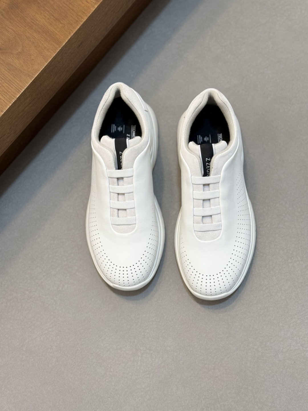 NO:898825,ZEGNA/ Zegna men's new leather casual sports shoes, a high-quality product produced in Dongguan. The shoes are made of soft sheep leather and suede. They have a versatile low-top toe style, with elastic webbing details on the front and a logo on the tongue. The style is fashionable and trendy. The lightweight foam rubber outsole and fabric lining are very light and breathable for the upper foot, non-slip and have strong grip!  Suitable for daily wear, sports, hiking and outdoor use!  Completely furnished and comes with dust bag!  Size 39-40-41-42-43-44 standard leather shoe size (45 can be customized and does not support returns),,zegna,sneakers,sheepskin,chamois leather19860909ZEGNA/杰尼亚 男士新款皮革休闲运动鞋 莞产重工精品,鞋履采用柔软羊皮革和麂皮制成,百搭的低帮套脚款式,正面点缀弹力织带细节,鞋舌饰以logo徽标,款式时尚潮流.轻质发泡橡胶大底,织物内里垫脚,上脚非常轻便透气,防滑、抓地性强！适用于日常穿搭、运动徒步户外！配套齐全,附防尘袋！ 码数39-40-41-42-43-44 标准皮鞋码（45可定做不支持退换）,,zegna,sneakers,sheepskin,chamois leather,Men's shoes