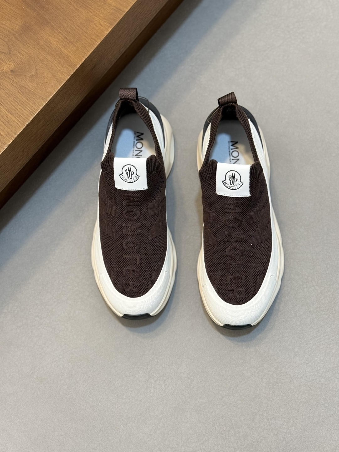 NO:898833,Moncler men's sports shoes, imported breathable mesh, neoprene, made of various materials, the upper is designed with shoelaces and rubber inserts, with the Moncler logo on the heel, and the outsole is made of TPU+rubber+high-elastic rubber foam. It has high elasticity and high wear resistance, improving comfort. Whether it is the upper or the color design, it is worth buying!  Size39-44 (38 45 customized),,Moncler,sneakers19860909Moncler蒙口 男鞋运动鞋,进口透气网面、氯丁橡胶 各种材质拼接打造,鞋面采用鞋带和橡胶嵌件设计,后跟Moncler标志,大底采用TPU+橡胶+高弹橡胶发泡组合成型,具有高弹性高耐磨性,提高舒适性,无论是鞋面还是颜色设计都值得入手！ Size39-44（38 45定做）,,Moncler,sneakers,Men's shoes