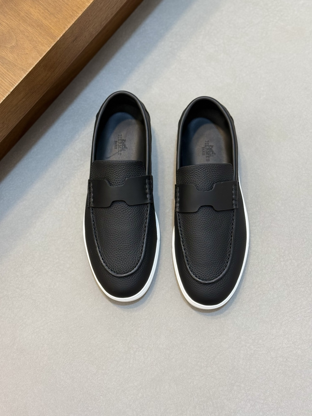 NO:931244,[HERMES] Hermès, high-end quality, original order, casual sports shoes, upper Nappa calfskin, pure hand-punching process, tongue, heel, brand logo webbing, water-dyed cow suede lining, outsole, ultra-light TPR rubber; molded outsole, ultra-high quality control, fine workmanship highlighted (high-end, luxury, grade) Size  39-44 (38, 45, 46, can be customized)·,,hermes,hermes,sneakers,cowhide19860909【 HERMES】爱马仕 高端品质 原单·休闲运动鞋 鞋面纳帕小牛皮、纯手工打孔工艺、鞋舌.后跟.品牌logo织带 内里水染牛反绒 大底超轻TPR·橡胶；成型大底 超高品控·做工精细凸显(高端·贵气·档次) Size 39-44（38,45,46,可订做)·,,hermes,hermes,sneakers,cowhide,Men's shoes