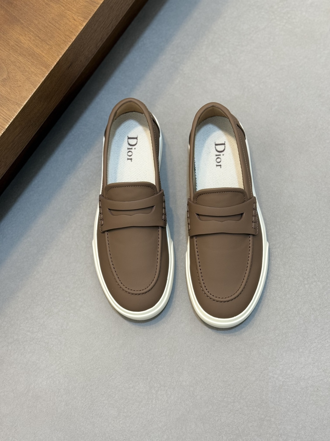 NO:931253,DIOR/Dior men's casual leather shoes are carefully made of imported cowhide. The uppers are decorated with brand buckles, which are unique. The leather texture is excellent, the slip-on design is easy to put on and take off, the dyed calfskin lining, genuine leather feet, standard logo decoration, simple yet elegant, very comfortable, lightweight and not tiring. The style is elegant and can be matched with various outfits.  Size39-44 (38.45.46 customized),,dior,dior,cowhide19860909DIOR/迪奥男士休闲皮鞋,采用进口牛皮精心制作,鞋面饰以品牌饰扣装饰,别具一格.皮质质感极好,套穿式一脚蹬设计,易穿脱,本染小牛皮内里,真皮垫脚,标配logo装饰,简约不失大气,舒适度好轻质不累脚,款式优雅,可与各式装扮搭配. Size39-44（38.45.46定制）,,dior,dior,cowhide,Men's shoes