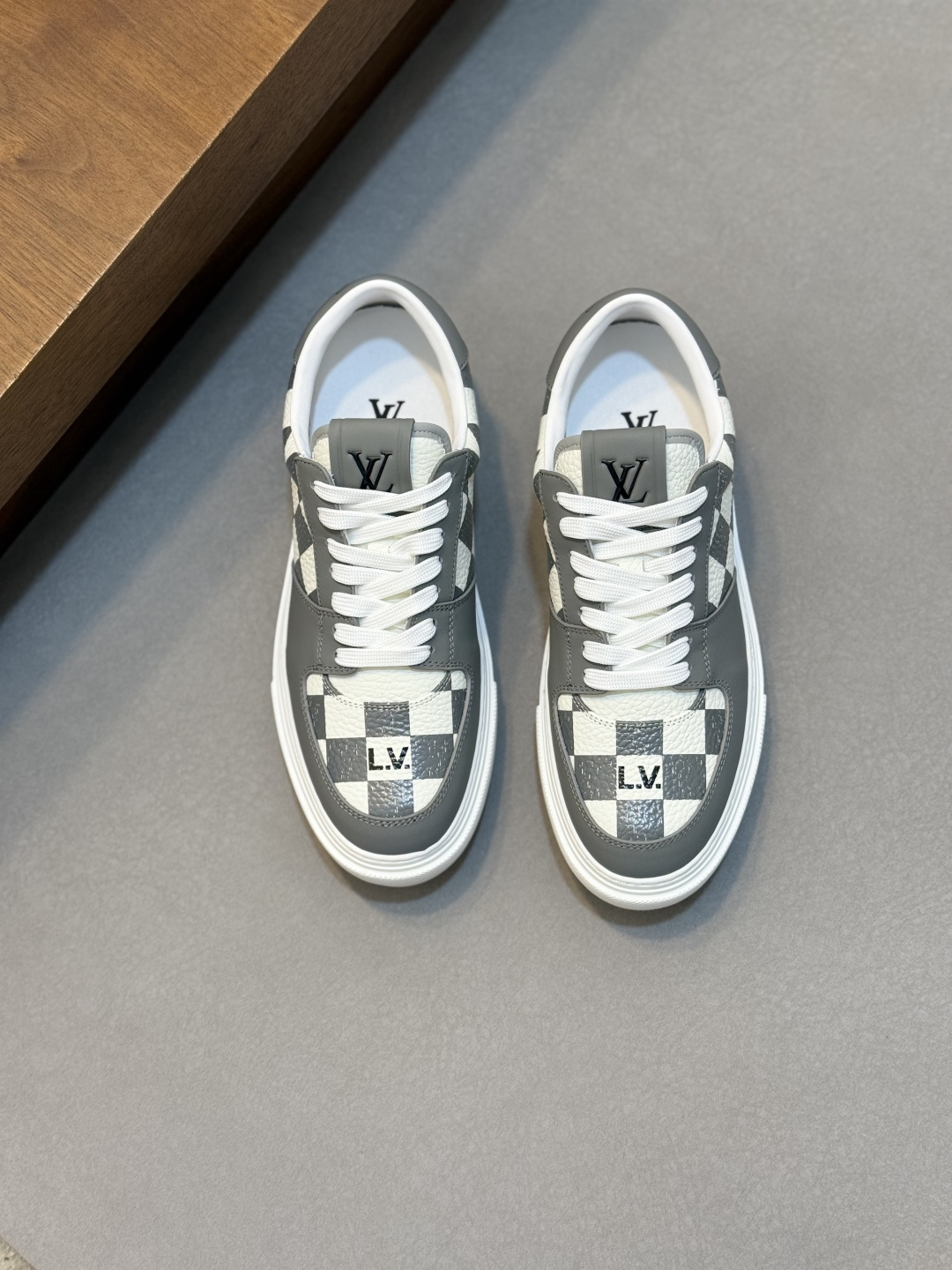 NO:930633,[Louis Vuitton] Louis Vuitton - high-end quality original order casual sports shoes - upper pebbled calfskin, nappa calfskin, tongue, shoe body, sewn brand plastic logo, heel silk screen brand LOGO - lining nappa calfskin, foot pad; brand canvas - outsole ultra-light TPU foam; molded outsole - ultra-high quality control, fine workmanship highlighted (high-end, luxury, grade) -Size  39-44 (38,45, can be customized,, louis vuitton, louis vuitton, sneakers, cowhide19860909【Louis Vuitton】路易威登 -高端品质 原单·休闲运动鞋 -鞋面荔纹小牛皮、纳帕小牛皮、鞋舌.鞋身.车缝品牌塑胶logo标识、后跟丝印品牌LOGO -内里纳帕小牛皮,垫脚；品牌帆布 -大底超轻TPU发泡；成型大底 -超高品控·做工精细凸显(高端·贵气·档次) -Size 39-44（38,45,可订做,,louis vuitton,louis vuitton,sneakers,cowhide,Men's shoes