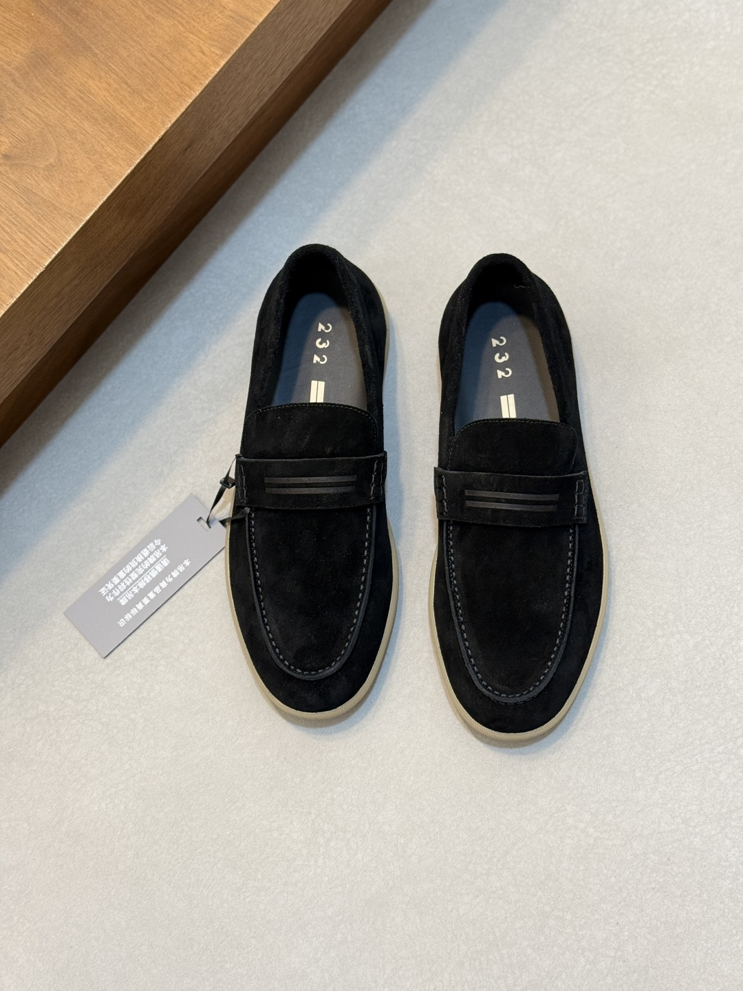 NO:931267,Ermenegildo Zegna 232 old money style grained cowhide/suede tail De Xun sneakers. This 232 old money style De Xun sneakers are made of grained cowhide and suede leather. The lace-up design upper has both modern and retro atmosphere. It sublimates Zegna's exquisite shoe heritage with innovative spirit. The natural rubber sole has excellent grip and is equipped with a custom-designed insole. Named after Route 232, the Oasi Zegna oasis, these German sports shoes highlight the brand's flexible spirit of keeping pace with the times. The sole is light and flexible, with excellent traction. The newly interpreted left and right asymmetric sole pattern pays tribute to the early style of Route 232. The iconic tonal stitching complements the brand logo on the side, interpreting the Zegna brand heritage with a unique symbolic aesthetic. The calfskin leather lining makes the shape more sophisticated. Fit and product details: Grained cowhide/suede leather fabric, tone-on-tone calfskin lining, insole, midsole stitching lasting method, honey-colored natural rubber sole, removable memory insole, add a modern and dynamic feel to this casual shoe. Product code LHSOY-S8218Z-TDM Made in Italy. Size 39/40/41/42/43/44/45, standard leather shoe size Counter packaging, comes with shoe storage bag! ,,zegna,sneakers,cowhide,chamois leather19860909Ermenegildo Zegna 杰尼亚 232 老钱风 粒面牛皮/麂皮尾 德训运动鞋 这款 232 老钱风 德训运动鞋 面料采用粒面牛皮搭配绒面麂皮革制成,系带设计鞋面兼具现代与复古气息.以创新精神升华杰尼亚精致鞋履传承.天然橡胶鞋底抓地力出众,配以定制设计的鞋垫. 这款德训运动鞋以杰尼亚绿洲（Oasi Zegna）232号公路命名,彰显品牌与时俱进的灵活精神.鞋底轻盈灵活,抓地力出色.焕新演绎的左右不对称鞋底花纹巧妙致敬232号公路的早期风貌.标志性同色调缝线与侧面的品牌标识相得益彰,以独树一帜的象征美学诠释杰尼亚品牌传承..配以小牛皮皮革衬裡令造型更显考究. 版型和产品细节: 粒面牛皮/绒面麂皮革面料,同色调小牛皮内裡,鞋垫.中底缝线套楦做法,蜂蜜色天然橡胶鞋底,可拆卸记忆鞋垫,为这款休闲鞋增添现代动感气息. 产品代码 LHSOY-S8218Z-TDM 意大利制造. 尺码39/40/41/42/43/44/45,标准皮鞋尺码 专柜包装,随附鞋履收纳袋！,,zegna,sneakers,cowhide,chamois leather,Men's shoes