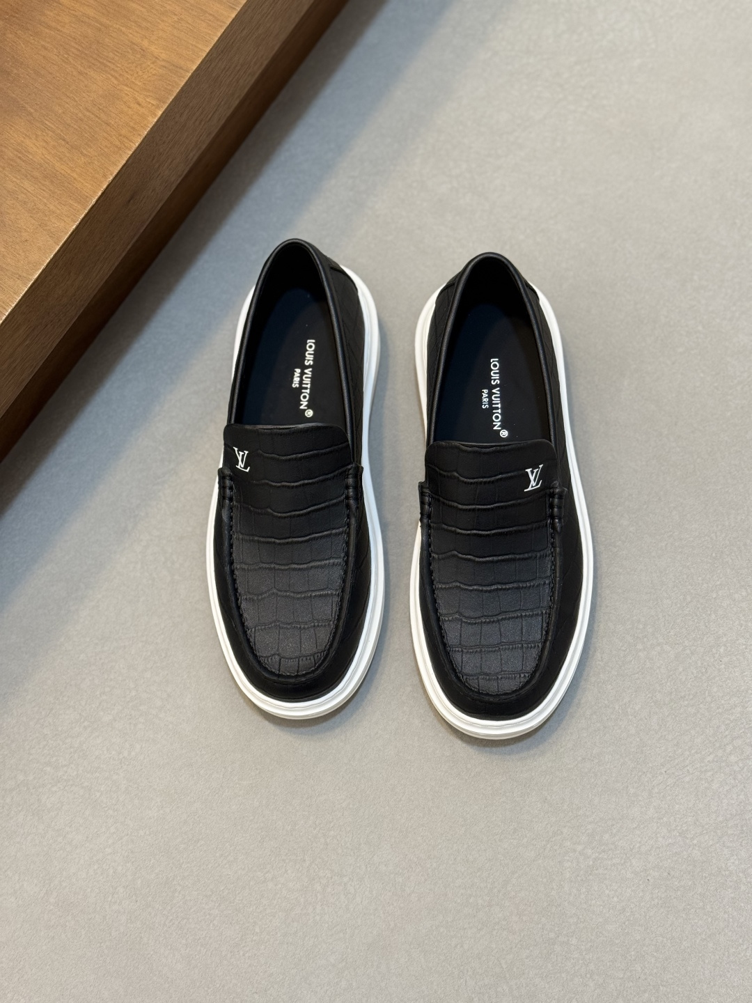 NO:954903,L New men's high-end casual sports shoes, made of imported first-layer cowhide brand lougou, original ultra-light TPU outsole, wear-resistant and comfortable, Monogram lougou embellished rubber outsole, breathable mesh lining, versatile classic style!  Size38-44 (.45, 46 customized),,sneakers,cowhide19860909L 新品男士高端休闲运动鞋,选用进口头层牛皮品牌lougou,原版超轻tpu大底,耐磨舒适,Monogram lougou点缀橡胶外底,透气网布内里,百搭经典款式！ Size38-44（.45、46 定做）,,sneakers,cowhide,Men's shoes