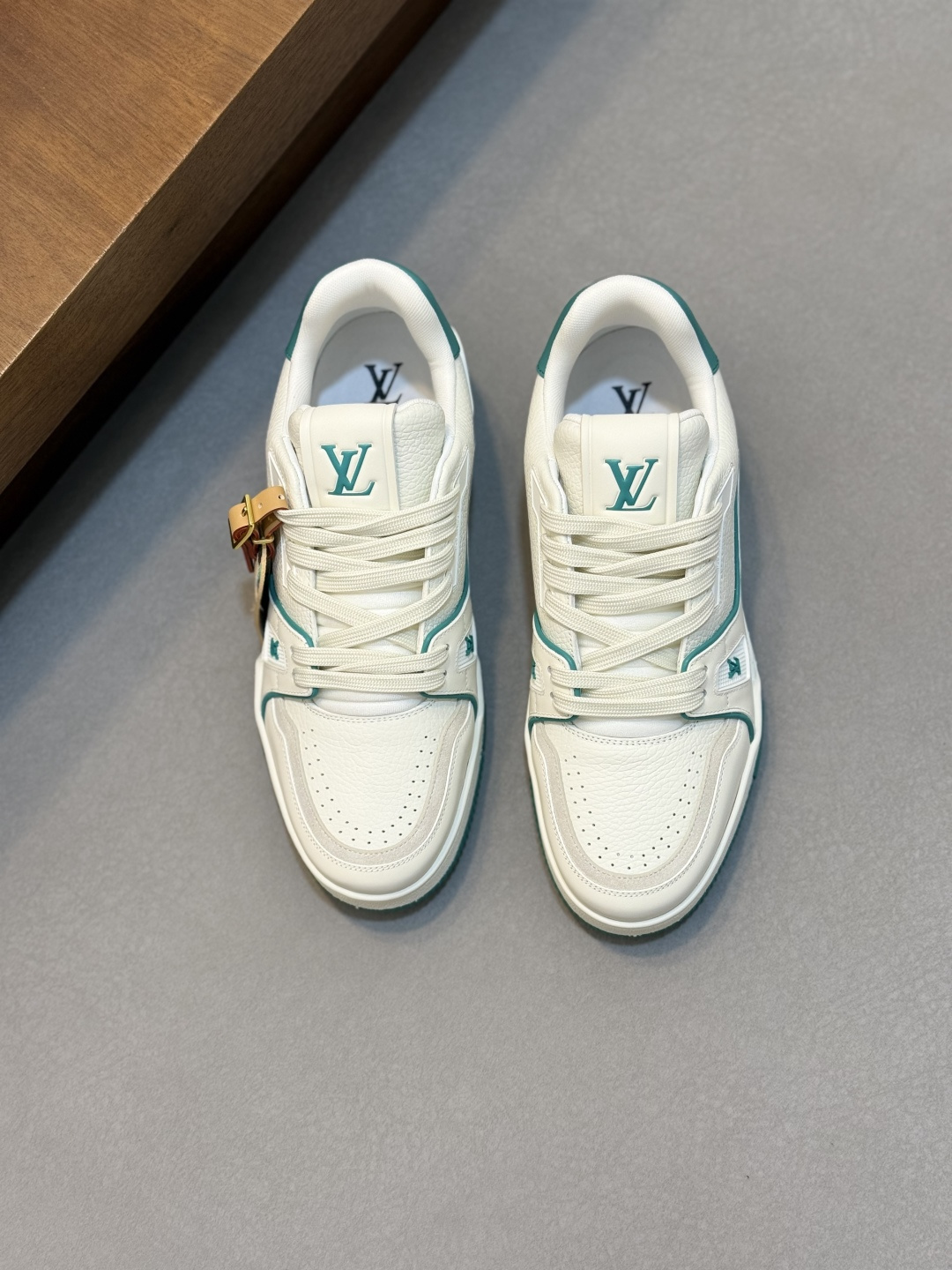 NO:955129,New LV TRAINER series sneakers. This LV Trainer sneaker continues the iconic structure and is made of retro-textured suede calf leather to create a subtle aged effect. Monogram flower-embellished leather laces form a sharp color contrast with the shoe body. The Louis Vuitton handwritten embroidered logo and #54 logo are decorated on the sides and rear. The rubber outsole is decorated with Monogram  Floral, sweat-absorbent and breathable fabric lining and feet ensure a comfortable experience. Comes fully packaged in the original box and comes with a pair of shoelaces!  Size 39-40-41-42-43-44 Leather shoe size (38/45 can be customized and returns and exchanges are not supported),, louis vuitton, louis vuitton, sneakers, cowhide19860909新款LV TRAINER系列运动鞋 本款 LV Trainer 运动鞋延续标志性构型,以复古质感绒面牛皮革营造微妙做旧视效.Monogram 花卉装饰栖身皮革鞋带,与鞋身形成鲜明的色彩对比.路易威登手写体刺绣标识和 #54 标识分饰侧面与后部.橡胶外底饰有 Monogram 花卉,吸汗透气织物内里及垫脚,延续舒适体验.配原盒全套包装,附赠一副鞋带！ 码数39-40-41-42-43-44 皮鞋码（38/45可定做不支持退换货）,,louis vuitton,louis vuitton,sneakers,cowhide,Men's shoes