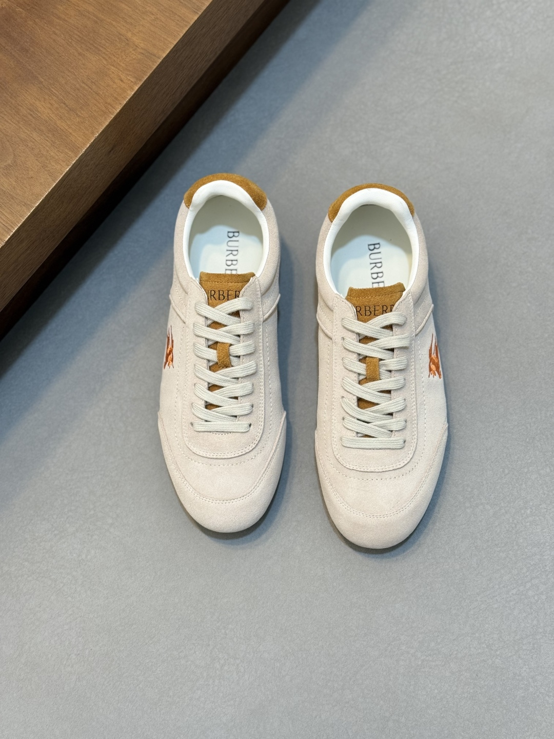 NO:955923,#Burberry's new war horse plaid casual sneakers, new terrace casual sneakers, Burberry's classic elements, super comfortable shoes, knight blue non-slip soles, finally saw the latest diagonal plaid sneakers, the color is really good, you can match it with any way. Sneakers, made of cotton blended fabrics. Crafted in Italian workshops, decorated with worsted Burberry plaid pattern. With mesh lining and plaid laces, rubber soles decorated with Burberry collection  Letter logo. From the Burberry classic series, it interprets wardrobe essential styles with a distinctive brand style. The round toe and tongue are embellished with the Equestrian Knight logo (EKD) label leather insole, and the sole is embellished with the Burberry letter logo size38-44 (customized for 38, 45, 46),, burberry, burberry, sneakers19860909# 巴宝莉新款战马格纹休闲运动鞋全新露台休闲运动鞋·巴宝莉（Burberry）经典原素 超舒服的鞋子··骑士蓝色防滑鞋底 终于看到了最新的斜式格纹运动鞋颜色真的好好看,怎么搭都可  运动鞋,选用棉质混纺面料打造.于意大利工坊匠制而成,装饰精纺 Burberry 格纹图案.搭配网眼内衬和格纹鞋带,橡胶鞋底饰有典藏 Burberry 字母徽标.来自 Burberry 经典之作系列,以鲜明品牌风格诠释衣橱必备款式.圆形鞋头鞋舌处点缀马术骑士徽标（EKD）标签皮革鞋垫,鞋底点缀 Burberry 字母徽标 size38-44（38、45、46定做）,,burberry,burberry,sneakers,Men's shoes