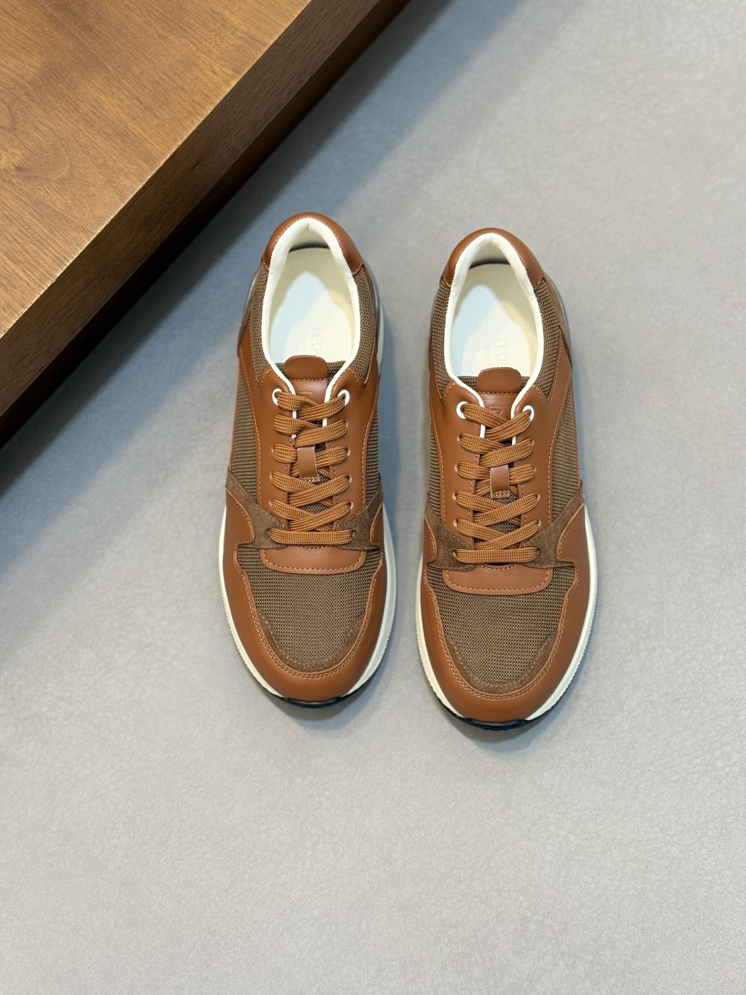 NO:955113,ZEGNA men's shoes men's sports shoes!  Luxurious casual shoes, the latest catwalk models are synchronized with the official website!  PRODUCT INFORMATIONMONTE (MN·TE) means 'mountain' in Italian. It is inspired by the tree-lined trails in the Zegna oasis. The TRIPLE STITCHT Monte luxury casual shoes are aimed at hiking and are a good companion for travel at any time of the year. The shoes adopt a versatile low-top style, embellished with triple-cross details inspired by the hand-stitching of Zegna jackets, and are equipped with innovations that can provide greater friction during outdoor activities!  Ermenegildo Zegna's famous tailoring series hand-made triple stitching design, diamond-shaped punching on the upper, better breathability, strong grip, ensuring safety. The fabric is made of high-quality Lapa leather, with fashionable splicing. The combination of lightweight foam and Vibrate special rubber sole is light on the foot without being bulky. The outsole is equipped with anti-slip sheets, which are cold-resistant, anti-slip and have strong grip!  Suitable for daily wear, sports, hiking and outdoor use!  Size 39/40/41/42/43/44 (customized in 45.46),,zegna,sneakers,jackets & coats,cowhide19860909ZEGNA杰尼亚男鞋男士运动鞋！奢华休闲鞋 最新走秀款官网同步！ PRODUCT INFORMATIONMONTE (MN·TE)在意大利语中意为“高山”.其灵感源自杰尼亚绿洲中的林荫小径.TRIPLE STITCHT Monte奢华休闲鞋以徒步旅行为目标,是全年之内任何时节外出旅行时的良伴.鞋履采用百搭的低帮款式,点缀灵感源自杰尼亚夹克手工缝线的三交叉细节,同时配备能够在户外活动时提供更大摩擦力的创新！ 杰尼亚著名精裁系列手工三重缝线设计,鞋面菱形冲孔,透气性能更佳良好,强大的抓地力,确保安全性.面料采用优质拉帕牛皮,拼接时尚潮流.轻质发泡和Vibrate专用橡胶底组合,上脚轻便不显笨重,大底底掌加用防滑片,耐寒、防滑,抓地性强！适用于日常穿搭、运动徒步户外！ 尺码39/40/41/42/43/44（45.46订做）,,zegna,sneakers,jackets & coats,cowhide,Men's shoes