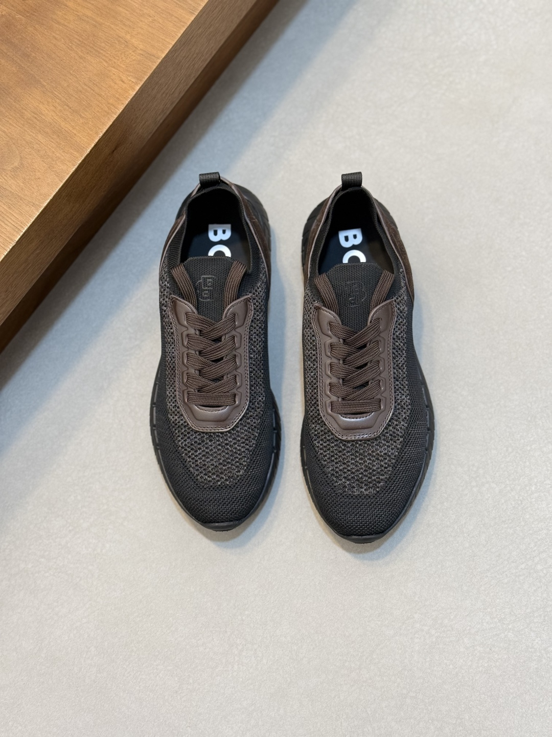 NO:955121,BOSS LOGO PRINT KNIT SNEAKERS  This sneaker is made of textured canvas leather spliced with cashmere knitted fabric. The upper is embedded with calfskin trim of the same color. It is heavily crafted and equipped with a lightweight EVA special-shaped thick sole. Cotton shoelaces with metal enamel eyelets. The 'BOSS' printed logo is embossed on the outside. The tongue is decorated with a genuine leather logo. The heel is decorated with a webbing pull tab. The fabric cotton lining and foot pads are full of texture and excellent workmanship. They are super light, comfortable and breathable on the foot!  Comes with original box packaging!  Size 39-40-41-42-43-44 (45.46 customized) leather shoe size, sneakers, cowhide19860909BOSS LOGO印花针织运动鞋 这款运动鞋采用纹理帆布皮革拼接羊绒针织面料,鞋面嵌入同色系小牛皮饰边,重工打造,搭配轻盈EVA异型厚底,棉鞋带配金属珐琅鞋眼,外侧压印有'BOSS'印花标识,鞋舌饰有真皮logo徽标,后跟饰有织带鞋提拉袢,织物棉内里及垫脚,质感爆棚,做工优异,上脚超级轻便舒适透气！配原盒包装！ 尺码39-40-41-42-43-44（45.46订做）皮鞋码,,sneakers,cowhide,Men's shoes