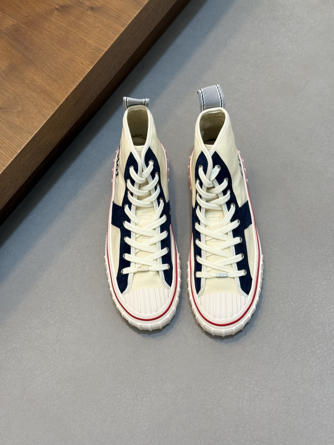 NO:955637,The new DIOR/Dior men's high-top casual shoes are carefully made of imported fabrics. The uppers are decorated with brand buckles, which are unique. The leather texture is excellent, the original breathable inner foot pads, and standard logo decoration. They are simple yet elegant, comfortable, lightweight and not tiring. The style is elegant and can be matched with various outfits. Size39-44 (customized at 38.45.46),, dior, dior19860909新款DIOR/迪奥男士高帮休闲鞋,采用进口布面精心制作,鞋面饰以品牌饰扣装饰,别具一格.皮质质感极好,原版透气内里垫脚,标配logo装饰,简约不失大气,舒适度好轻质不累脚,款式优雅,可与各式装扮搭配. Size39-44（38.45.46定制）,,dior,dior,Men's shoes