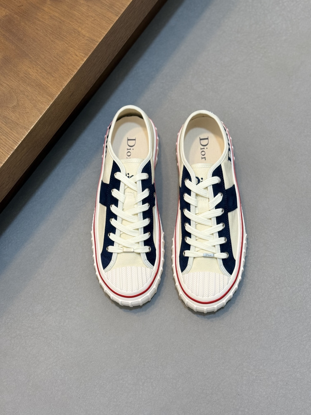 NO:955629,The new DIOR/Dior men's low-top casual shoes are carefully made of imported fabrics. The uppers are decorated with brand buckles, which are unique. The leather texture is excellent, the original breathable inner pads, and standard logo decoration. They are simple yet elegant, comfortable, lightweight and not tiring. The style is elegant and can be matched with various outfits. Size39-44 (customized at 38.45.46),, dior, dior19860909新款DIOR/迪奥男士低帮休闲鞋,采用进口布面精心制作,鞋面饰以品牌饰扣装饰,别具一格.皮质质感极好,原版透气内里垫脚,标配logo装饰,简约不失大气,舒适度好轻质不累脚,款式优雅,可与各式装扮搭配. Size39-44（38.45.46定制）,,dior,dior,Men's shoes
