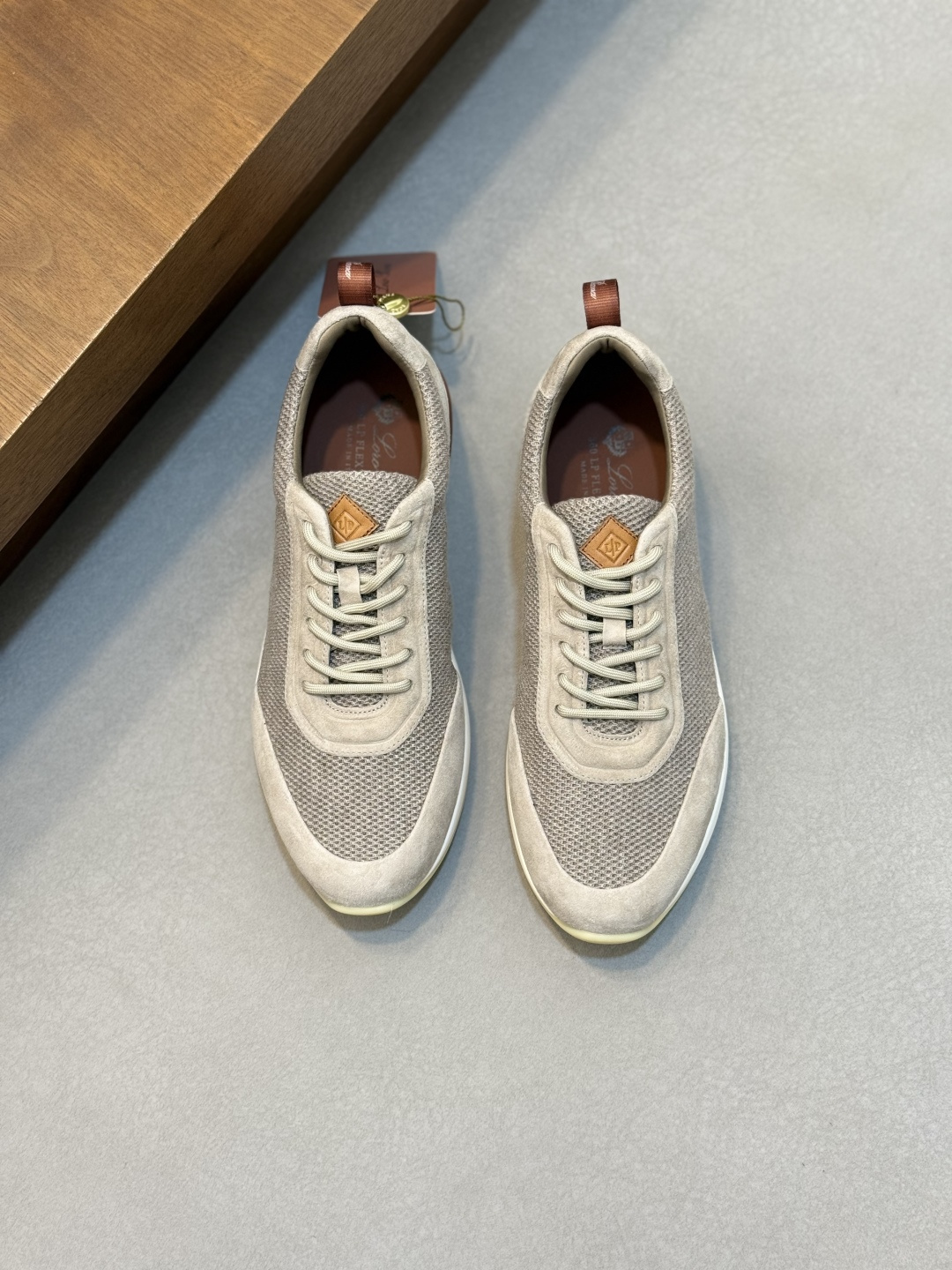 NO:956229,Loro Piana Autumn Walking Sneakers This casual shoe is made of wool blended fabric, handmade, showing a unique three-dimensional effect. The unique version narrows slightly in the mid-section and is embellished with smooth cow leather details. The lightweight TPU sole and studs on the edge enhance grip and stability, and the functional details full of modern beauty add a sporty style to the shoe. The upper uses Kummel, a hot-melt edge-sealing process.  The lightweight technical material of the colored rubber outsole is inlaid with cushioning pads on the inside of the sole to distribute the weight more evenly and reduce the load during walking. The leather eyelets are directly set on the upper fixed to the sole to ensure stability. The rear is equipped with cushioning pads to improve wearing comfort. Comes with a complete package!  Size 39-40-41-42-43-44 (customized at 38.45.46),,loro piana,sneakers,cowhide19860909Loro Piana/诺悠翩雅 秋季散步运动鞋 这款休闲鞋采用羊毛混纺面料制成,纯手工打造,呈现出别致的立体效果.独特的版型在中段轻微变窄,并以光滑牛皮革细节点缀.轻盈TPU鞋底和边缘的鞋钉增强抓地力和稳定性,充满现代美感的功能细节设计为鞋子平添了运动风格.鞋面使用热熔封边工艺Kummel 色橡胶外底的轻盈技术材料鞋底内侧镶嵌着缓冲垫,让重量分配更平均,减轻行进间的负荷,皮革鞋眼直接设于固定在鞋底的鞋面上,以确保稳定性,后部搭配缓冲垫,以提升穿着舒适感.配全套包装！ 尺码39-40-41-42-43-44（38.45.46订做）,,loro piana,sneakers,cowhide,Men's shoes