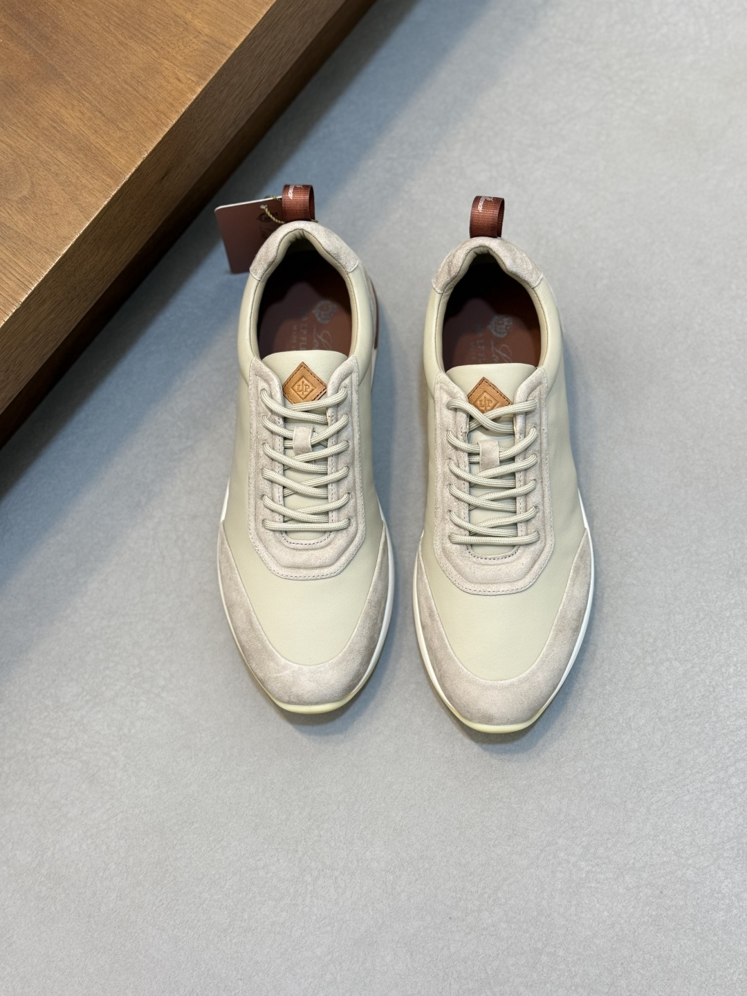NO:956624,Loro Piana Autumn Walking Sneakers This casual shoe is made of wool blended fabric, handmade, showing a unique three-dimensional effect. The unique version narrows slightly in the mid-section and is embellished with smooth cow leather details. The lightweight TPU sole and studs on the edge enhance grip and stability, and the functional details full of modern beauty add a sporty style to the shoe. The upper uses Kummel, a hot-melt edge-sealing process.  The lightweight technical material of the colored rubber outsole is inlaid with cushioning pads on the inside of the sole to distribute the weight more evenly and reduce the load during walking. The leather eyelets are directly set on the upper fixed to the sole to ensure stability. The rear is equipped with cushioning pads to improve wearing comfort. Comes with a complete package!  Size 39-40-41-42-43-44 (customized at 38.45.46),,loro piana,sneakers,cowhide19860909Loro Piana/诺悠翩雅 秋季散步运动鞋 这款休闲鞋采用羊毛混纺面料制成,纯手工打造,呈现出别致的立体效果.独特的版型在中段轻微变窄,并以光滑牛皮革细节点缀.轻盈TPU鞋底和边缘的鞋钉增强抓地力和稳定性,充满现代美感的功能细节设计为鞋子平添了运动风格.鞋面使用热熔封边工艺Kummel 色橡胶外底的轻盈技术材料鞋底内侧镶嵌着缓冲垫,让重量分配更平均,减轻行进间的负荷,皮革鞋眼直接设于固定在鞋底的鞋面上,以确保稳定性,后部搭配缓冲垫,以提升穿着舒适感.配全套包装！ 尺码39-40-41-42-43-44（38.45.46订做）,,loro piana,sneakers,cowhide,Men's shoes
