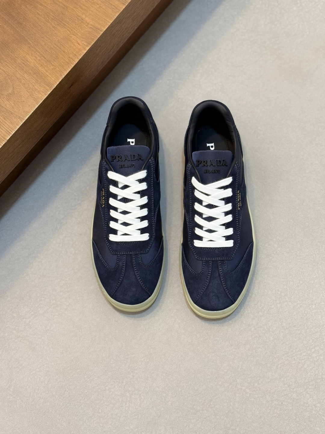 NO:956370,Prada/Prada counter syncs new men's cow leather sneakers. The counter is hot in progress...  The sneaker's design strikes a balance between tradition and modernity, echoing the bold aesthetic of the cowboy boot, transposed through a minimalist lens. An innovative mix-and-match language defines the shoe, with Western-inspired decorative stitching contrasting with the smooth silhouette.  Than. Select soft and light minimalist Napa calfskin, pure stitching decoration, original box-shaped contrasting rubber soft sole, calfskin lining. Genuine leather feet are standard, and the classic graffiti film badge logo details on the heel are equipped with a full set of packaging. The first choice for summer self-preservation products, highly recommended!  Size 39-40-41-42-43-44 (45 customized. Leather shoe size, prada, prada, boots, sneakers, cowhide19860909Prada/普拉达 专柜同步新款男士牛皮革运动鞋 专柜火爆进行中... 此款运动鞋的设计在传统与现代之间取得平衡,呼应牛仔靴大胆的美学风格,从简约的视角进行转化.创新的混搭语言定义了此款鞋履,采用西部风格的装饰性缝线,与流畅廓形形成鲜明对比.甄选柔软轻薄的纳帕小牛皮极简主义,纯粹缝线装饰原厂箱型撞色橡胶软底,小牛皮内里.真皮垫脚标配,后跟经典涂鸦胶片徽章标识细节,配全套包装,夏日自留精品首选,强烈推荐！ 尺码39-40-41-42-43-44（45订做.皮鞋尺码,,prada,prada,boots,sneakers,cowhide,Men's shoes