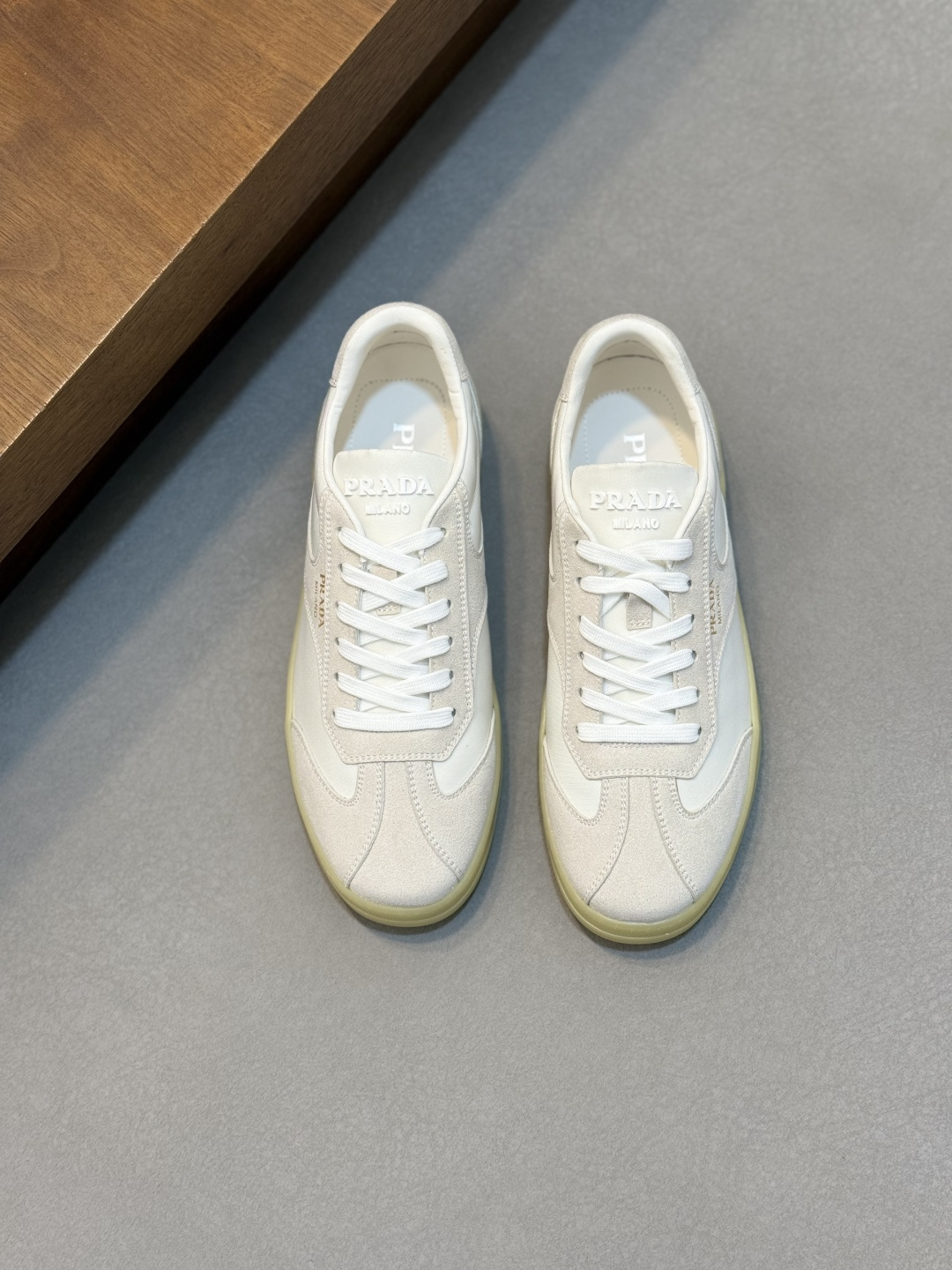 NO:956380,Prada/Prada counter syncs new men's cow leather sneakers. The counter is hot in progress...  The sneaker's design strikes a balance between tradition and modernity, echoing the bold aesthetic of the cowboy boot, transposed through a minimalist lens. An innovative mix-and-match language defines the shoe, with Western-inspired decorative stitching contrasting with the smooth silhouette.  Than. Select soft and light minimalist Napa calfskin, pure stitching decoration, original box-shaped contrasting rubber soft sole, calfskin lining. Genuine leather feet are standard, and the classic graffiti film badge logo details on the heel are equipped with a full set of packaging. The first choice for summer self-preservation products, highly recommended!  Size 39-40-41-42-43-44 (45 customized. Leather shoe size, prada, prada, boots, sneakers, cowhide19860909Prada/普拉达 专柜同步新款男士牛皮革运动鞋 专柜火爆进行中... 此款运动鞋的设计在传统与现代之间取得平衡,呼应牛仔靴大胆的美学风格,从简约的视角进行转化.创新的混搭语言定义了此款鞋履,采用西部风格的装饰性缝线,与流畅廓形形成鲜明对比.甄选柔软轻薄的纳帕小牛皮极简主义,纯粹缝线装饰原厂箱型撞色橡胶软底,小牛皮内里.真皮垫脚标配,后跟经典涂鸦胶片徽章标识细节,配全套包装,夏日自留精品首选,强烈推荐！ 尺码39-40-41-42-43-44（45订做.皮鞋尺码,,prada,prada,boots,sneakers,cowhide,Men's shoes