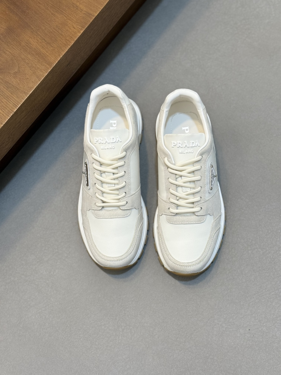 NO:956364,PRADA/Prada Montecarlo Re-Edition 2026 summer leather sneakers are shipped. This sneaker will be launched as Linea for the first time in 2026.  Launching as part of the Rossa collection, the latest model combines comfort in sophisticated and innovative designs. The latest model features a sporty style, returning with a soft suede calfskin and textile mesh upper with visible top-stitching that echoes the dynamic lines of the original model. Inspired by  Inspired by driving shoes, the lightweight, flexible leather-covered insole is paired with a rubber deconstructed sole, giving the sneakers a light appearance and smooth aesthetic. The tongue is decorated with a hot stamping logo, and the water-dyed cowhide lining is equipped with gold-labeled cowhide foot pads, making the upper foot light, comfortable and breathable!  Comes with full set of original packaging dust bag!  Size 39-40-41-42-43-44 standard leather shoe size (45 can be customized and non-returnable), prada, prada, sneakers, cowhide19860909PRADA/普拉达 Montecarlo Re-Edition 2026夏季皮革运动鞋出货 这款运动鞋于2026年首次作为Linea Rossa系列的一部分推出,在精致创新的设计中结合了舒适性.最新款式采用运动风格,以柔软绒面牛皮革和织物网眼鞋面回归,搭配可见的顶线缝合,呼应原始款式的动感线条.受驾驶鞋启发,轻便柔韧灵活的皮革包覆内底搭配橡胶解构鞋底,赋予运动鞋轻盈的外观和流畅的美感.鞋舌烫金logo徽标装饰,水染牛皮内里配以金标牛皮垫脚,上脚轻便舒适透气！配全套原包装防尘袋！ 尺码39-40-41-42-43-44 标准皮鞋码（45可定做不退换）,,prada,prada,sneakers,cowhide,Men's shoes