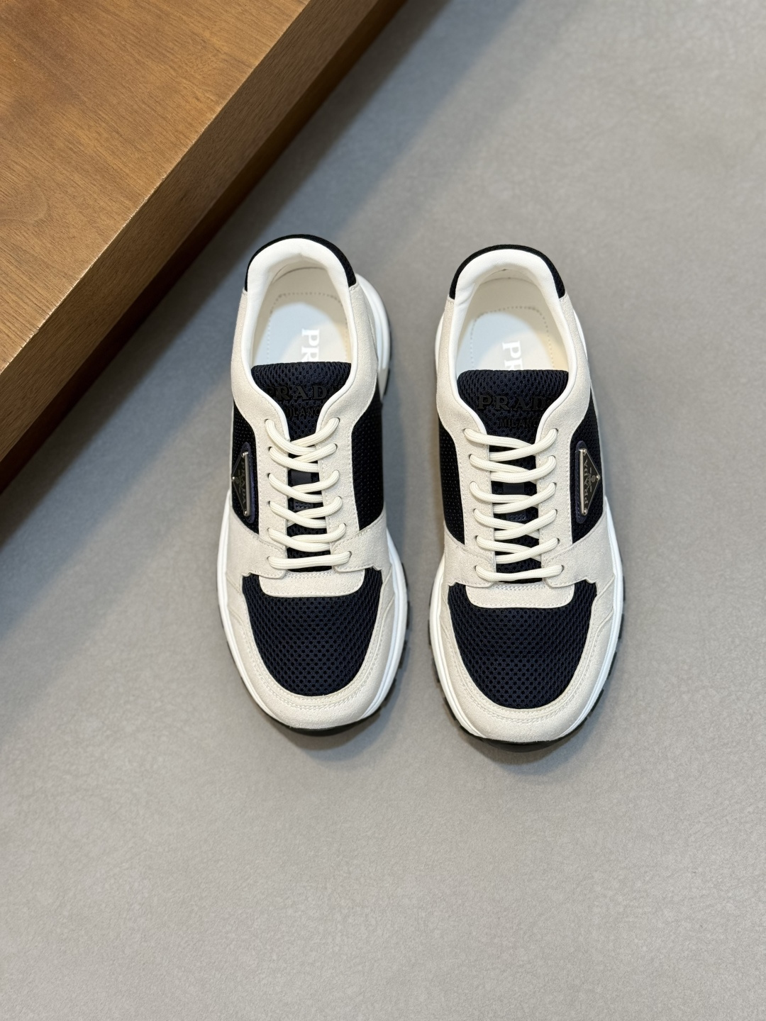NO:956632,PRADA/Prada Montecarlo Re-Edition 2026 summer leather sneakers are shipped. This sneaker will be launched as Linea for the first time in 2026.  Launching as part of the Rossa collection, the latest model combines comfort in sophisticated and innovative designs. The latest model features a sporty style, returning with a soft suede calfskin and textile mesh upper with visible top-stitching that echoes the dynamic lines of the original model. Inspired by  Inspired by driving shoes, the lightweight, flexible leather-covered insole is paired with a rubber deconstructed sole, giving the sneakers a light appearance and smooth aesthetic. The tongue is decorated with a hot stamping logo, and the water-dyed cowhide lining is equipped with gold-labeled cowhide foot pads, making the upper foot light, comfortable and breathable!  Comes with full set of original packaging dust bag!  Size 39-40-41-42-43-44 standard leather shoe size (45 can be customized and non-returnable), prada, prada, sneakers, cowhide19860909PRADA/普拉达 Montecarlo Re-Edition 2026夏季皮革运动鞋出货 这款运动鞋于2026年首次作为Linea Rossa系列的一部分推出,在精致创新的设计中结合了舒适性.最新款式采用运动风格,以柔软绒面牛皮革和织物网眼鞋面回归,搭配可见的顶线缝合,呼应原始款式的动感线条.受驾驶鞋启发,轻便柔韧灵活的皮革包覆内底搭配橡胶解构鞋底,赋予运动鞋轻盈的外观和流畅的美感.鞋舌烫金logo徽标装饰,水染牛皮内里配以金标牛皮垫脚,上脚轻便舒适透气！配全套原包装防尘袋！ 尺码39-40-41-42-43-44 标准皮鞋码（45可定做不退换）,,prada,prada,sneakers,cowhide,Men's shoes