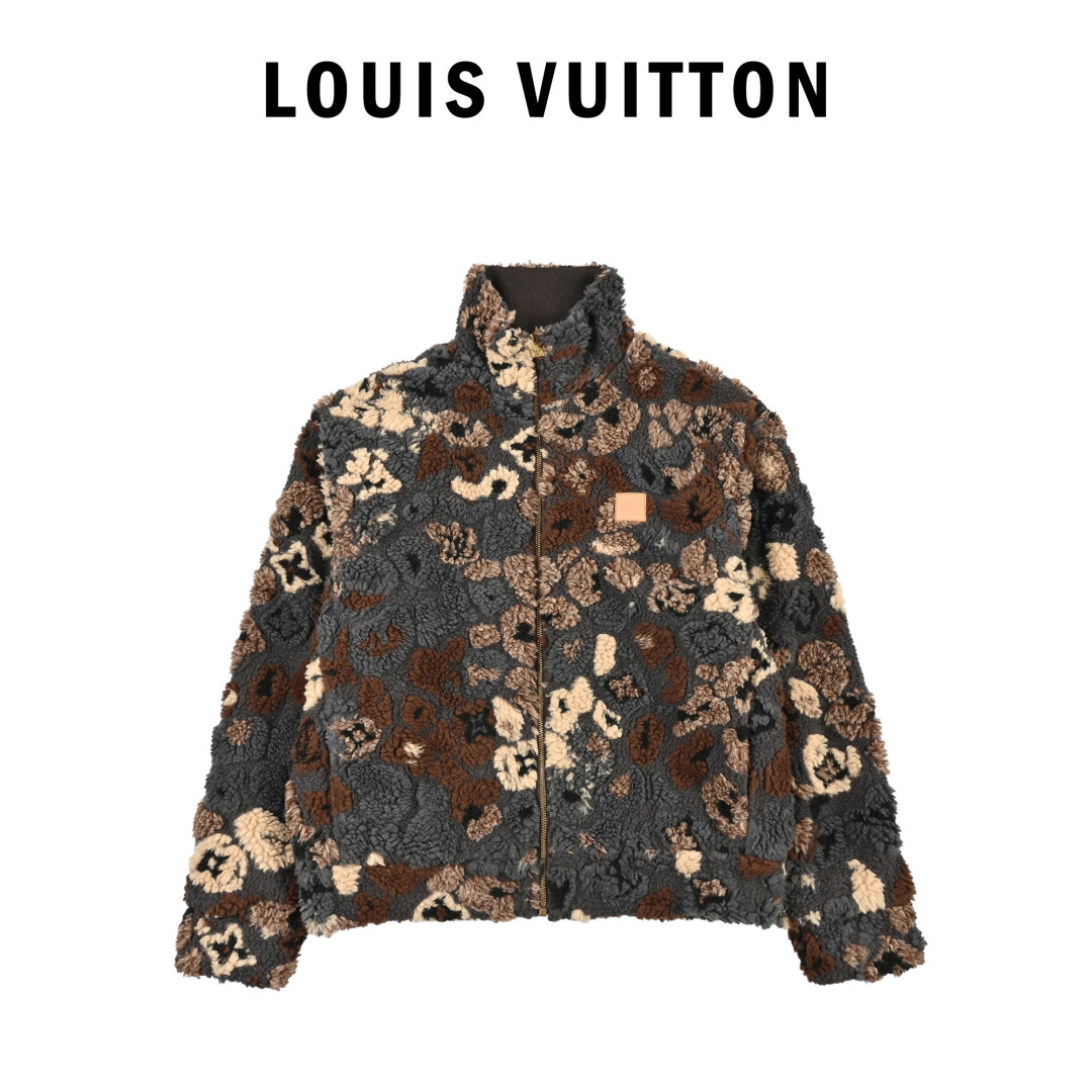 【现货】1V联名nigo泰迪摇粒绒双面穿外套 
本地自取💰𝟑𝟖𝟎

size S M L XL

yp一致88%聚酯纤维12%绵羊毛混纺色织面料对色染毛料提花编织 多种复杂工艺加工处理 做到蓬松密集 毛质柔软 轻盈蓬松 颗粒感饱满均匀。区别全涤纶面料版本 成品起摇粒之后手感更加蓬松柔软 混纺之后起的摇粒不易脱绒掉毛 配套轨道牙古铜做旧拉头带logo拉链。当奢华时装玩起“两面派”，这件 Louis Vuitton 摇粒绒夹克便成了风格的多解答案。一面是野性美学的具象化：深灰底色上，棕褐与米白交织出迷彩般的视觉冲击，蓬松摇粒绒面料将“酷感”与“温暖”揉成一体，胸前皮革标识是奢华基因的低调宣示。另一面是极简质感的代名词：翻转后，深棕尼龙面料搭配复古皮革贴片，利落版型勾勒出工装风的硬朗轮廓，金属拉链的光泽为简约注入精致细节。