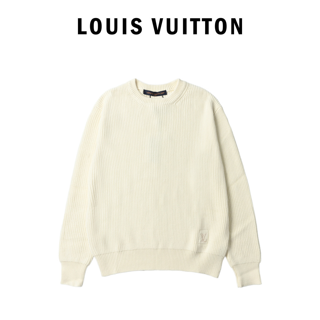 1V刺绣标识针织套头衫 本地自取 面料采用30%羊毛,20%羊绒,50%棉.混纺毛纱.该款毛料织出成品版型偏为立体,整体效果为更版正.可做为内外搭配.刺绣采用3D立体刺绣,刺绣图标按原版1:1扫描复刻而出.针数约为2600针.本款山羊绒圆领衫以罗纹针织塑造丰盈肌理,兼具优雅格调与舒软质感.LV标识刺绣栖身左下摆,闲适笔触可轻松升级各式造型.