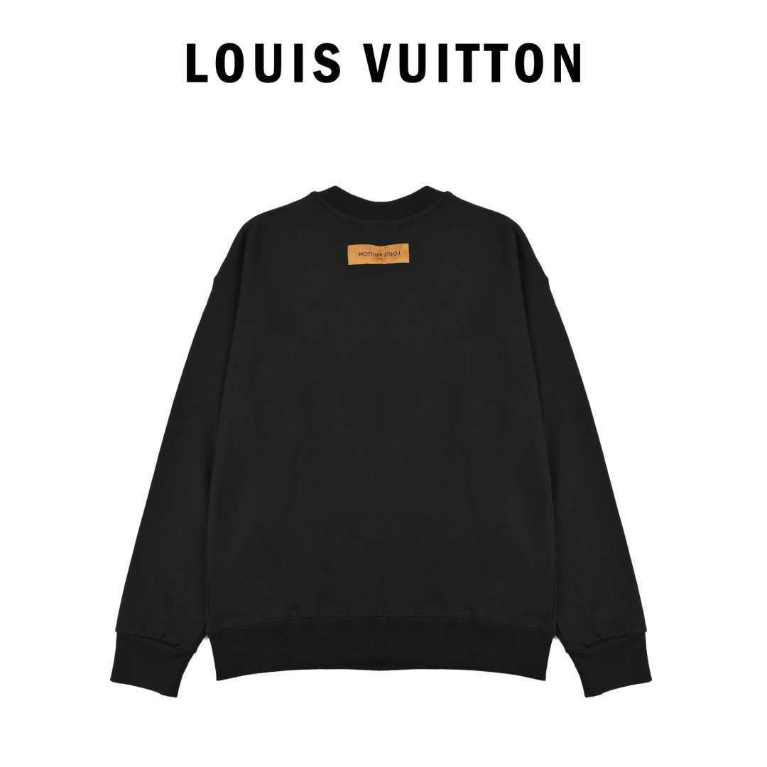 LV 花朵🌺刺绣卫衣
本地自取💰𝟐𝟐𝟎
𝐒𝐢𝐳𝐞:𝐬 𝐦 𝐥 𝐱𝐥

🆕25FW秋冬新款圆领卫衣 面料客订精梳棉洗水后450克  定染螺纹 舒适透气  微宽松设计裁剪兼具个性时尚范儿 男女同款  
轻奢主义 男女日常通勤穿搭必备单品  正确版本  欢迎对比
详细特征
· 面部无尘烧毛工艺 底部吸毛 环保活性染 
· 双针车线跨缝工艺
· 原版主唛水洗吊牌防潮纸包装