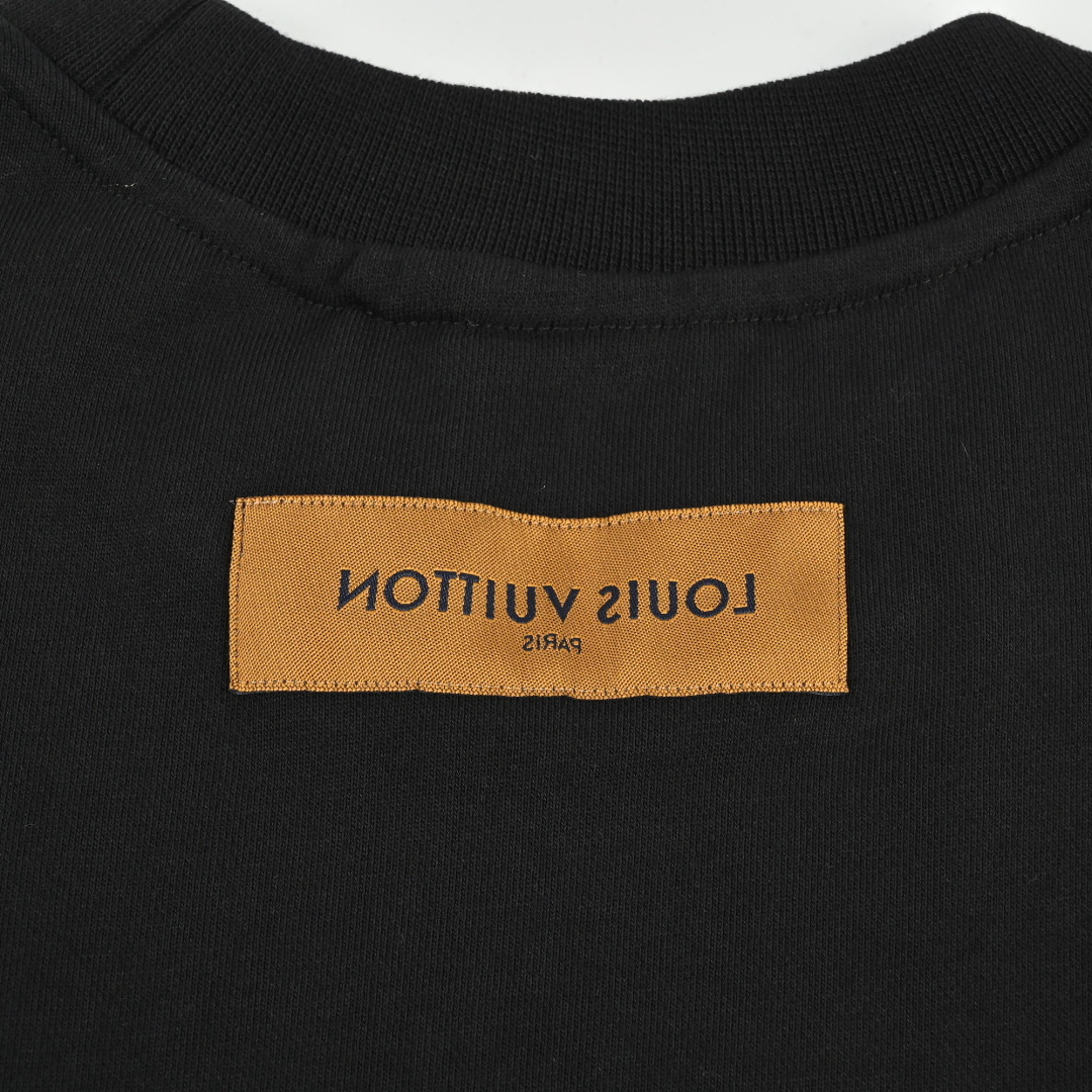 LV 花朵🌺刺绣卫衣
本地自取💰𝟐𝟐𝟎
𝐒𝐢𝐳𝐞:𝐬 𝐦 𝐥 𝐱𝐥

🆕25FW秋冬新款圆领卫衣 面料客订精梳棉洗水后450克  定染螺纹 舒适透气  微宽松设计裁剪兼具个性时尚范儿 男女同款  
轻奢主义 男女日常通勤穿搭必备单品  正确版本  欢迎对比
详细特征
· 面部无尘烧毛工艺 底部吸毛 环保活性染 
· 双针车线跨缝工艺
· 原版主唛水洗吊牌防潮纸包装