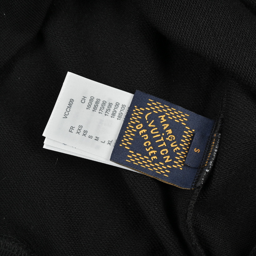 LV 花朵🌺刺绣卫衣
本地自取💰𝟐𝟐𝟎
𝐒𝐢𝐳𝐞:𝐬 𝐦 𝐥 𝐱𝐥

🆕25FW秋冬新款圆领卫衣 面料客订精梳棉洗水后450克  定染螺纹 舒适透气  微宽松设计裁剪兼具个性时尚范儿 男女同款  
轻奢主义 男女日常通勤穿搭必备单品  正确版本  欢迎对比
详细特征
· 面部无尘烧毛工艺 底部吸毛 环保活性染 
· 双针车线跨缝工艺
· 原版主唛水洗吊牌防潮纸包装