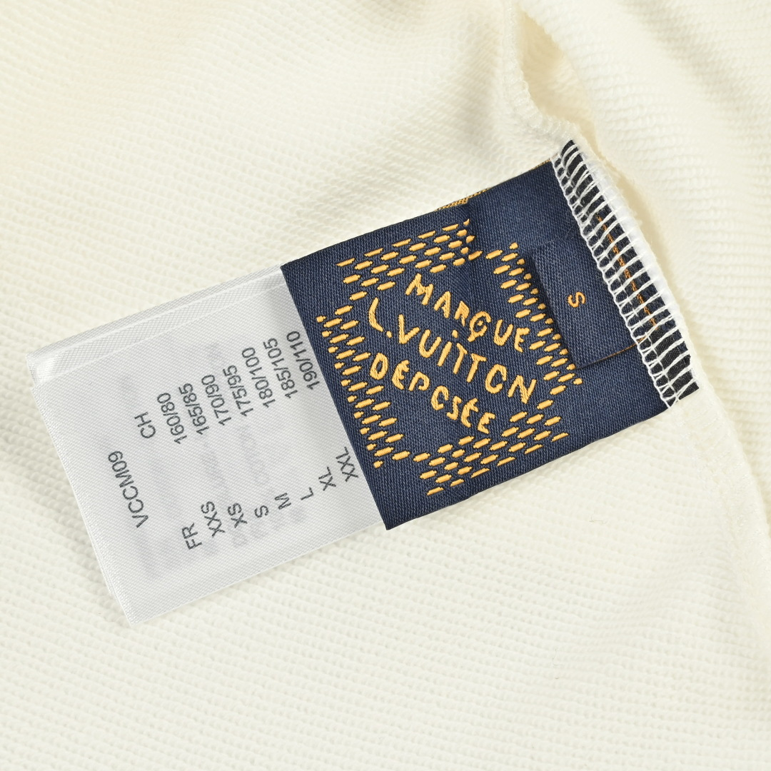 LV 花朵🌺刺绣卫衣
本地自取💰𝟐𝟐𝟎
𝐒𝐢𝐳𝐞:𝐬 𝐦 𝐥 𝐱𝐥

🆕25FW秋冬新款圆领卫衣 面料客订精梳棉洗水后450克  定染螺纹 舒适透气  微宽松设计裁剪兼具个性时尚范儿 男女同款  
轻奢主义 男女日常通勤穿搭必备单品  正确版本  欢迎对比
详细特征
· 面部无尘烧毛工艺 底部吸毛 环保活性染 
· 双针车线跨缝工艺
· 原版主唛水洗吊牌防潮纸包装