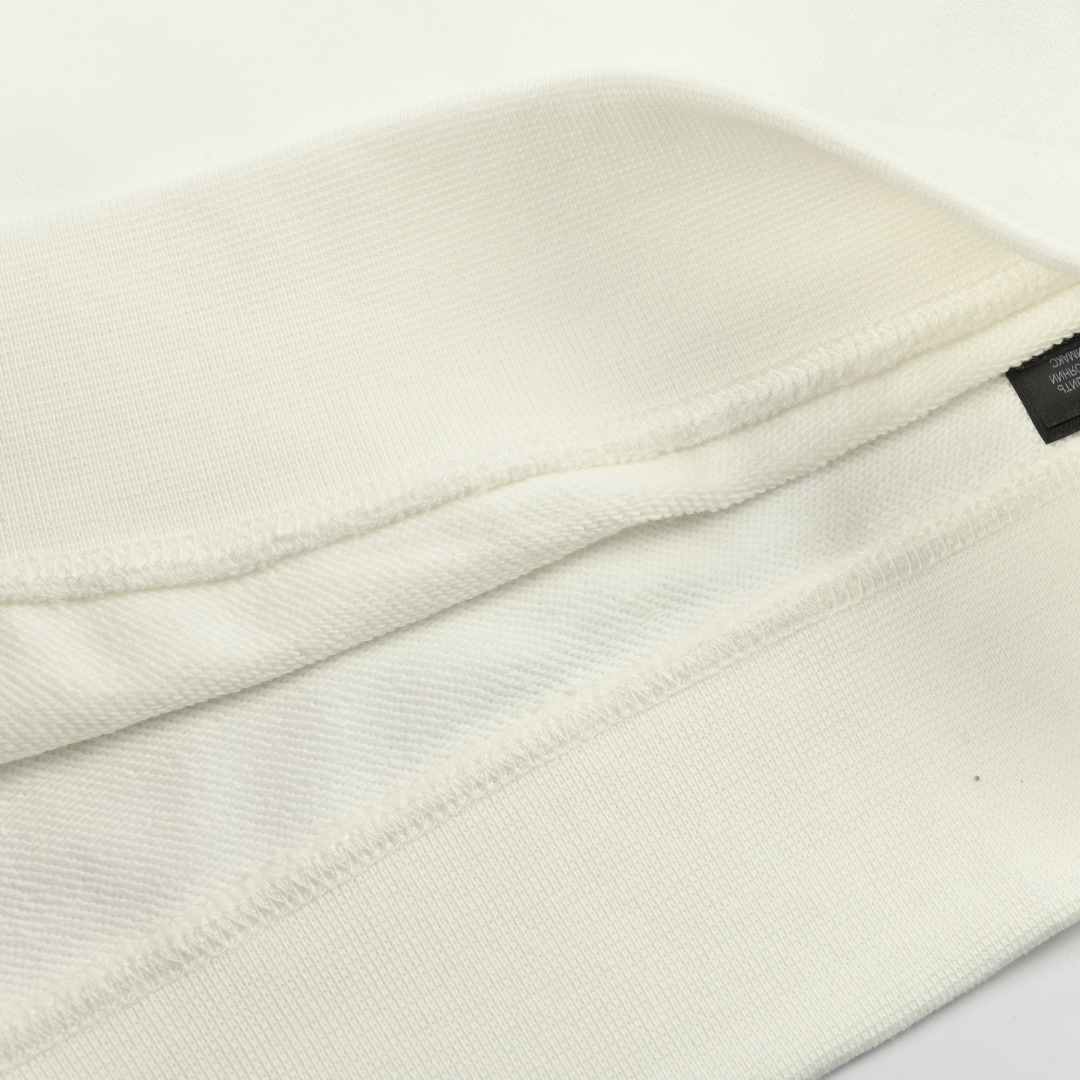 𝐁𝐚𝐥𝐞𝐧𝐜𝐢𝐚𝐠𝐚 /阿迪联名 联名款
本地自取💰𝟐𝟐𝟎
𝐒𝐢𝐳𝐞:𝐬 𝐦 𝐥 𝐱𝐥
🆕25FW秋冬新款圆领卫衣 面料客订精梳棉洗水后450克 定染螺纹 舒适透气 微宽松设计裁剪兼具个性时尚范儿 男女同款
轻奢主义 男女日常通勤穿搭必备单品 正确版本 欢迎对比
详细特征
· 面部无尘烧毛工艺 底部吸毛 环保活性染
· 双针车线跨缝工艺
· 原版主唛水洗吊牌防潮纸包装